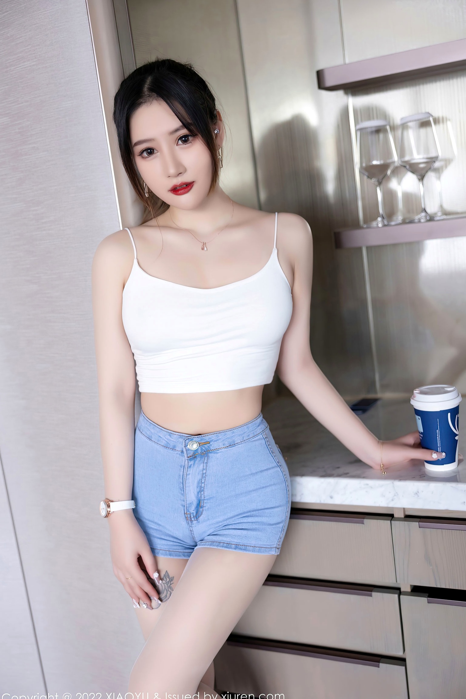 XiaoYu语画界813期:张欣欣浴室私房写真,白色诱惑吊带与薄透丝袜秀出无敌美腿,绝美呈现