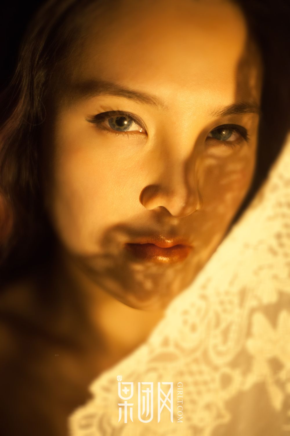 美女画家破尺度上镜 文艺青年也性感妖娆