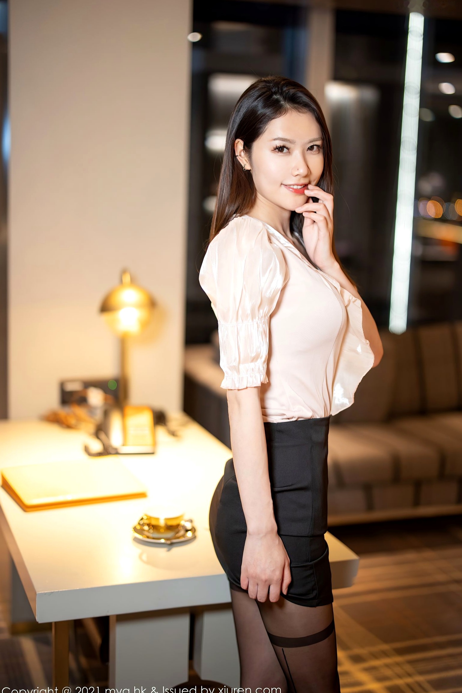 MyGirl美媛馆-599-方子萱:杭州旅拍都市OL制服诱惑,黑丝白衫极致私房美腿写真