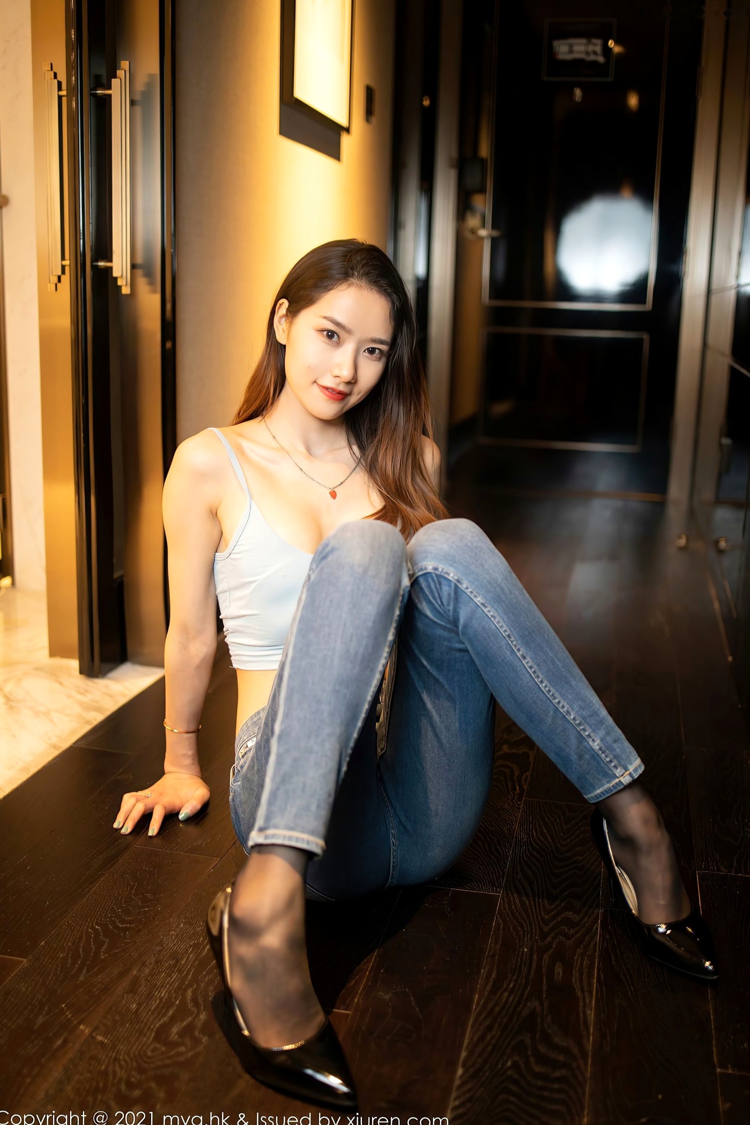 MyGirl美媛馆-567-方子萱:江浙沪旅拍,穿搭淡灰吊带背心与牛仔裤,黑丝丝滑诱惑,呈现极致美臀线与都市私房美学
