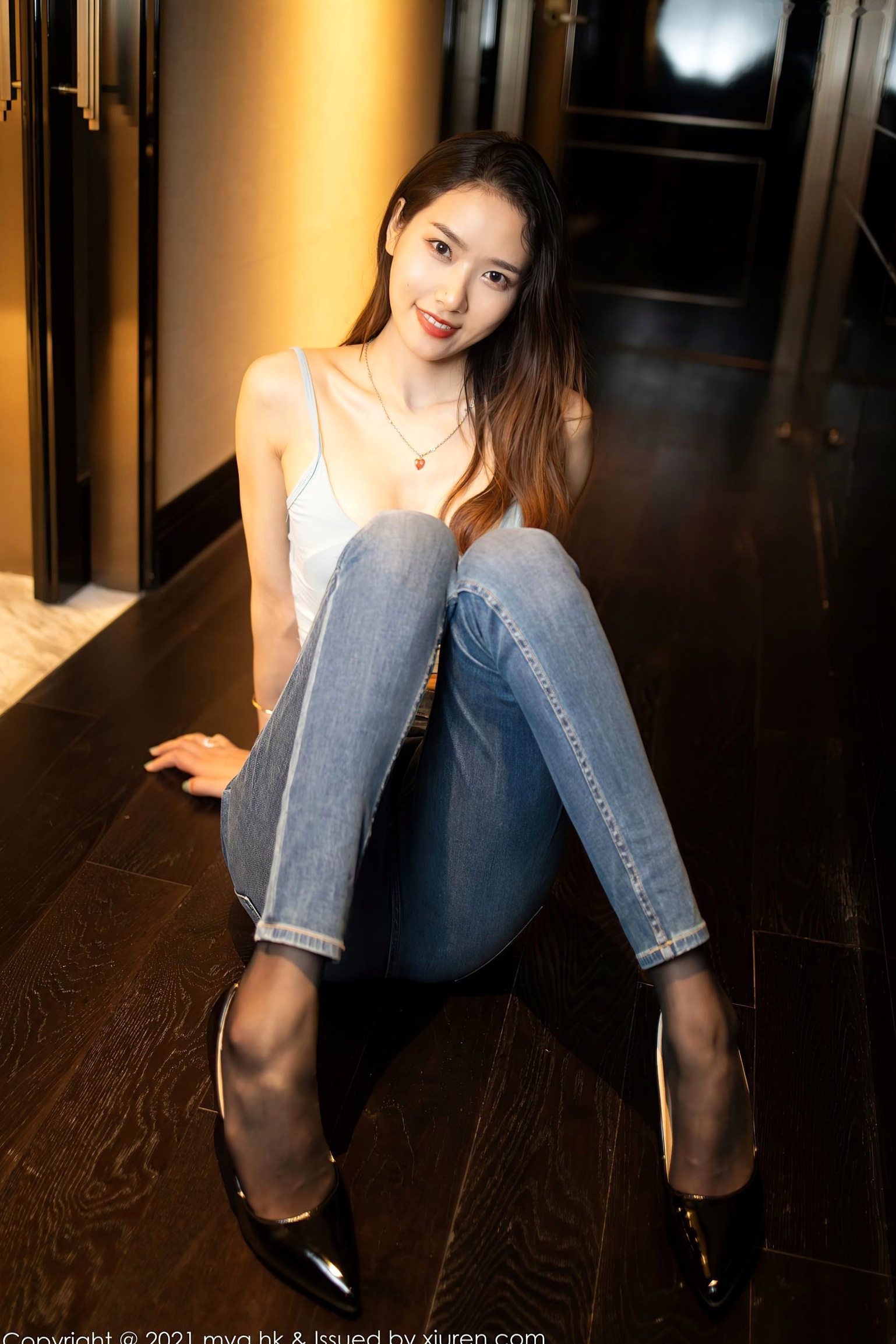 MyGirl美媛馆-567-方子萱:江浙沪旅拍,穿搭淡灰吊带背心与牛仔裤,黑丝丝滑诱惑,呈现极致美臀线与都市私房美学