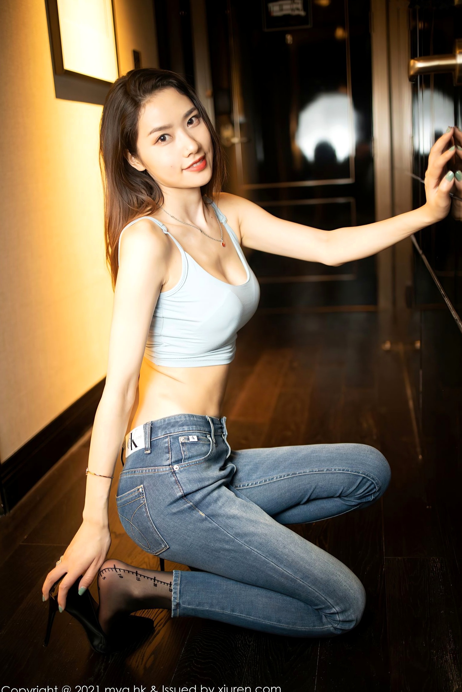MyGirl美媛馆-567-方子萱:江浙沪旅拍,穿搭淡灰吊带背心与牛仔裤,黑丝丝滑诱惑,呈现极致美臀线与都市私房美学