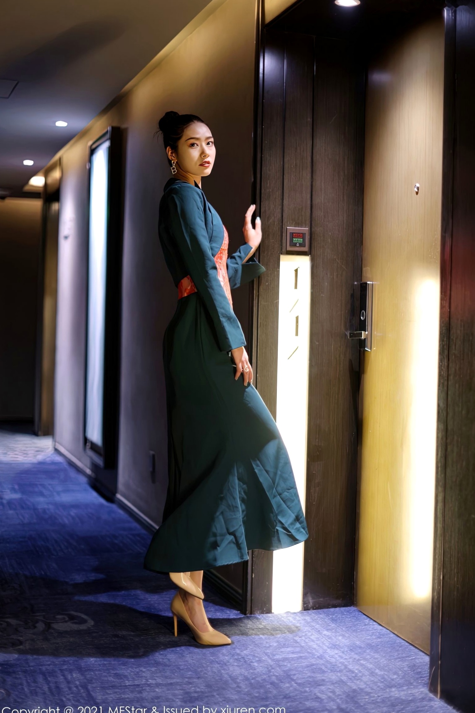 MFStar模范学院-500-方子萱-典雅抹胸礼裙-室内私房诱惑高清写真-2021.06.02