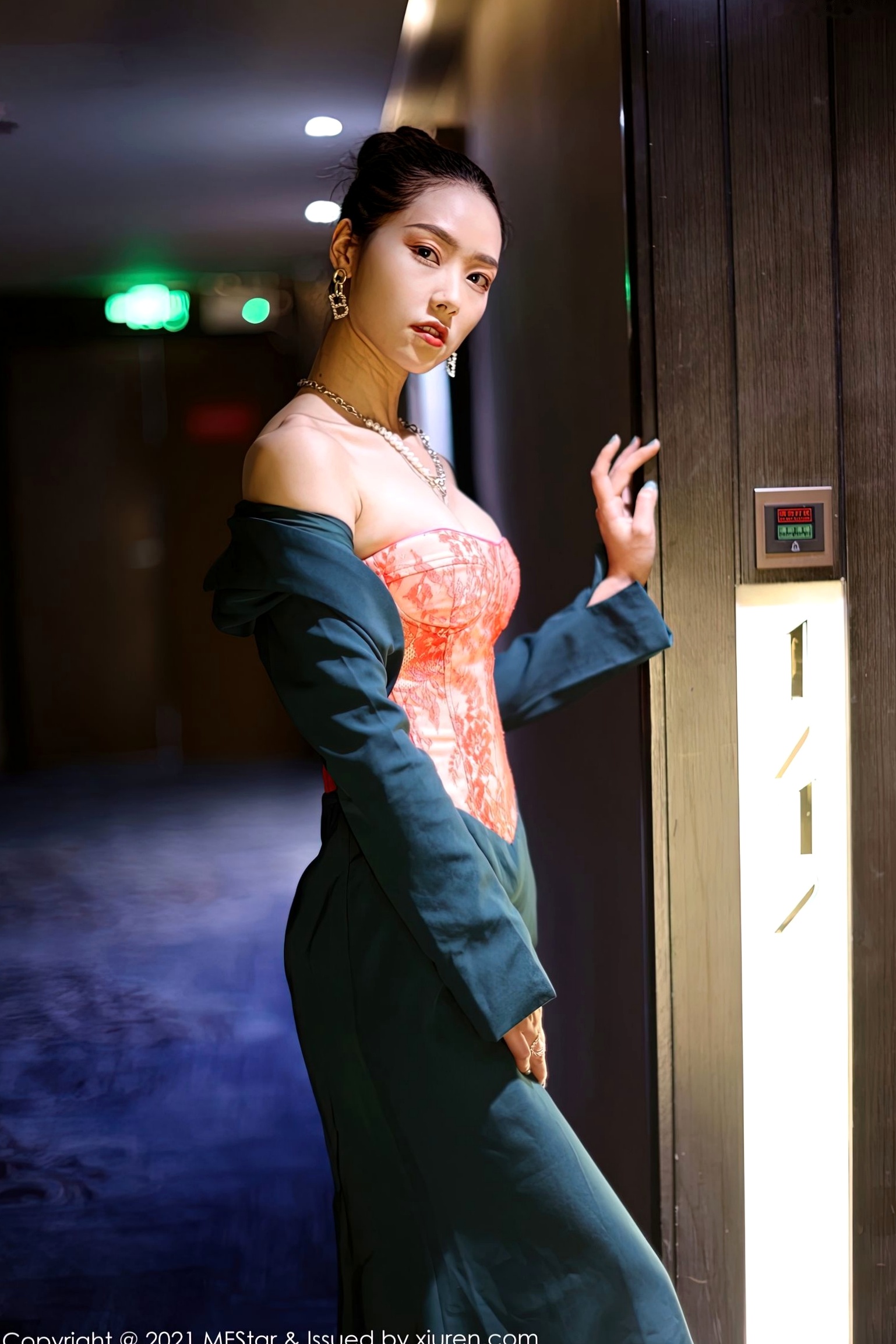 MFStar模范学院-500-方子萱-典雅抹胸礼裙-室内私房诱惑高清写真-2021.06.02