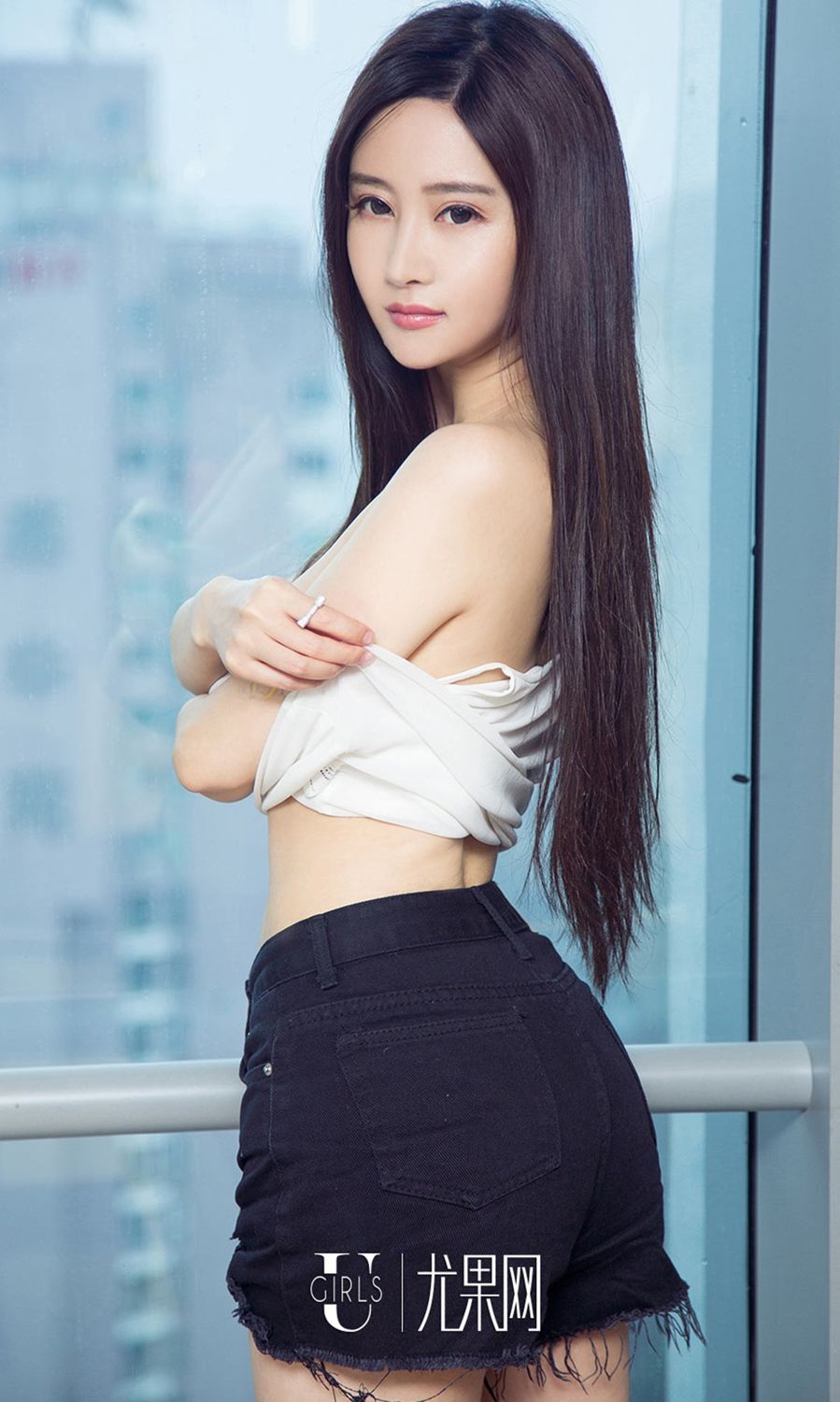 韩雨婵不负好时光 热辣短裤更清凉