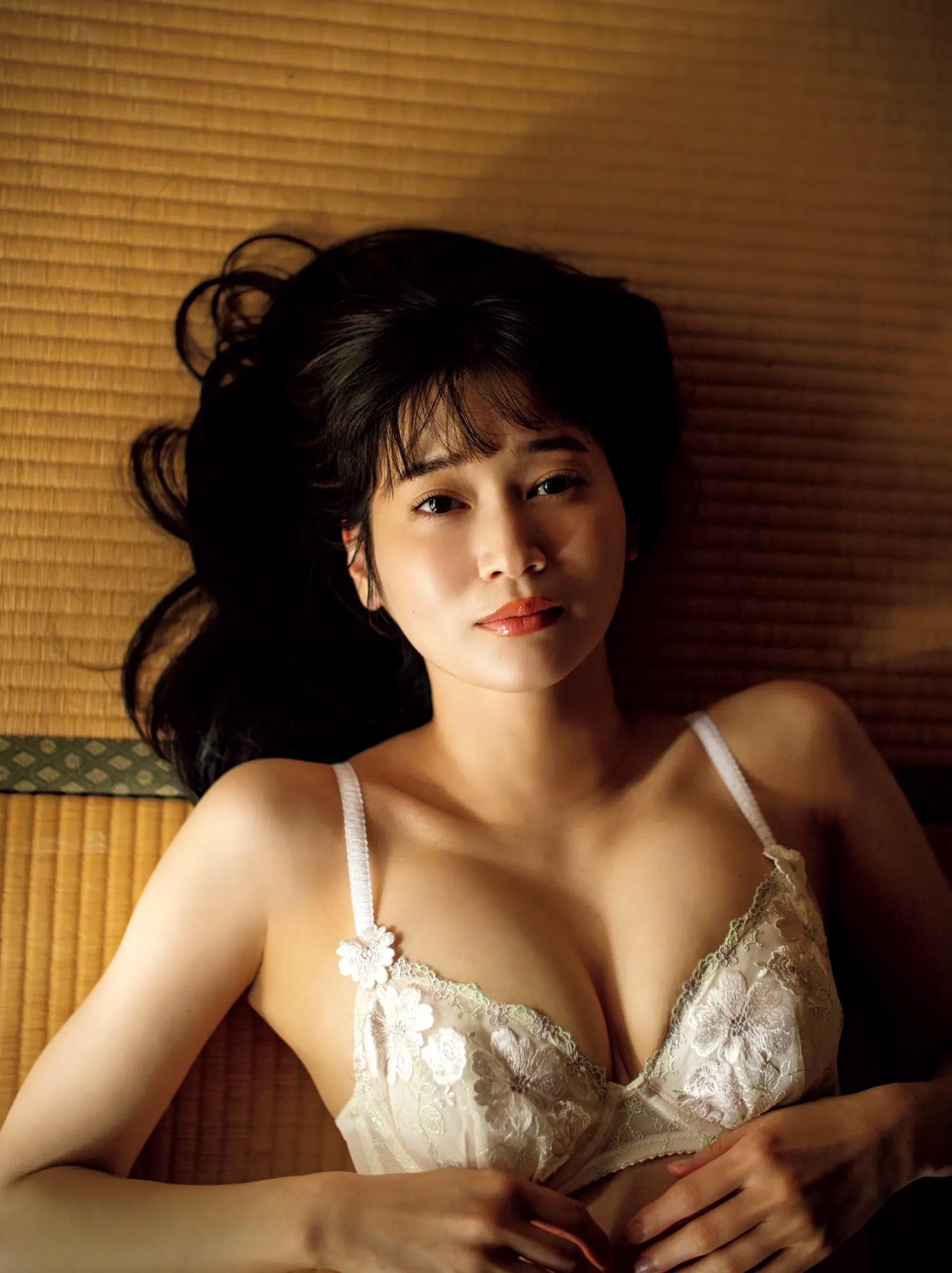 出口亜梨沙 - ESSENCE 户外蓝天性感内衣大尺度写真