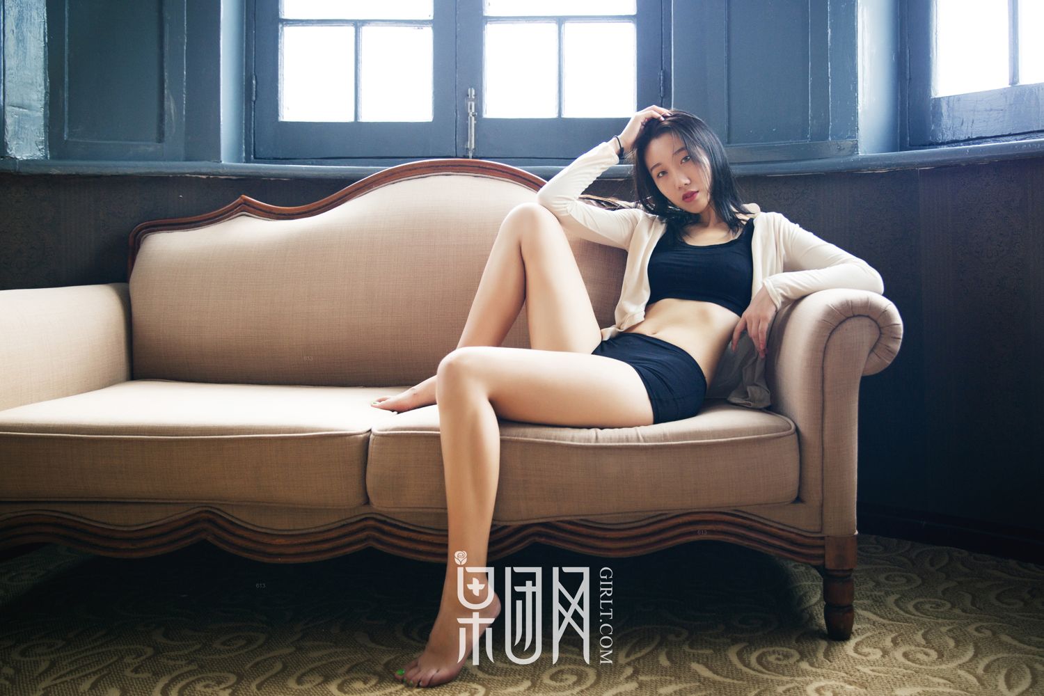 女博士精彩演绎慵懒风 性感腹肌与纤纤玉腿
