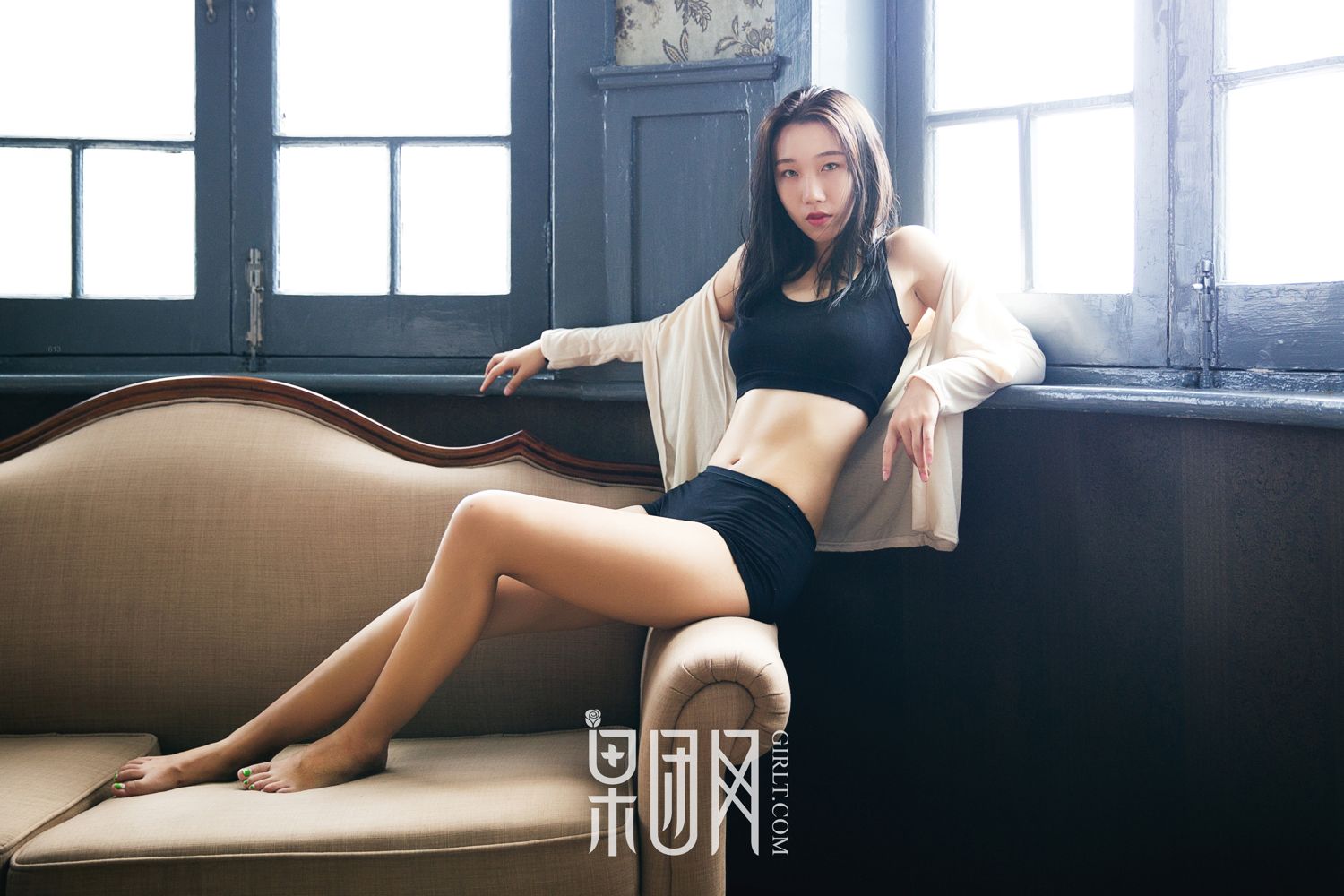 女博士精彩演绎慵懒风 性感腹肌与纤纤玉腿