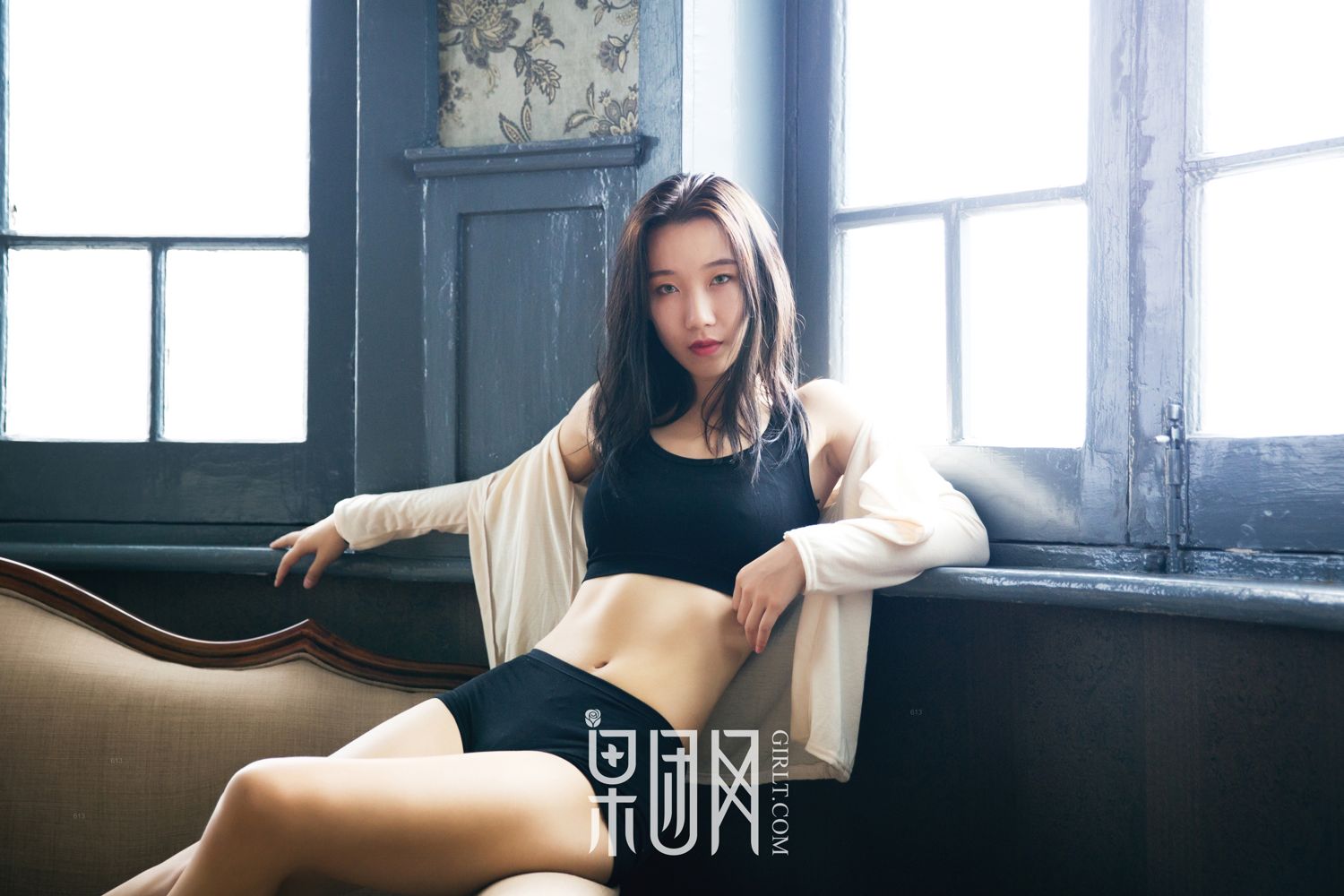 女博士精彩演绎慵懒风 性感腹肌与纤纤玉腿