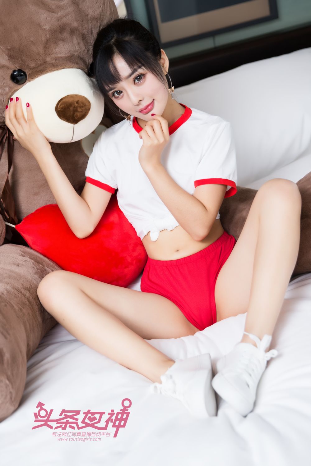 可爱女孩周熙妍 床抱大熊耍暧昧