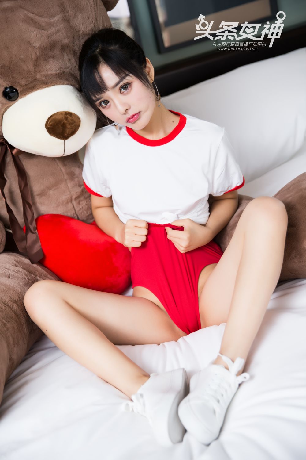 可爱女孩周熙妍 床抱大熊耍暧昧