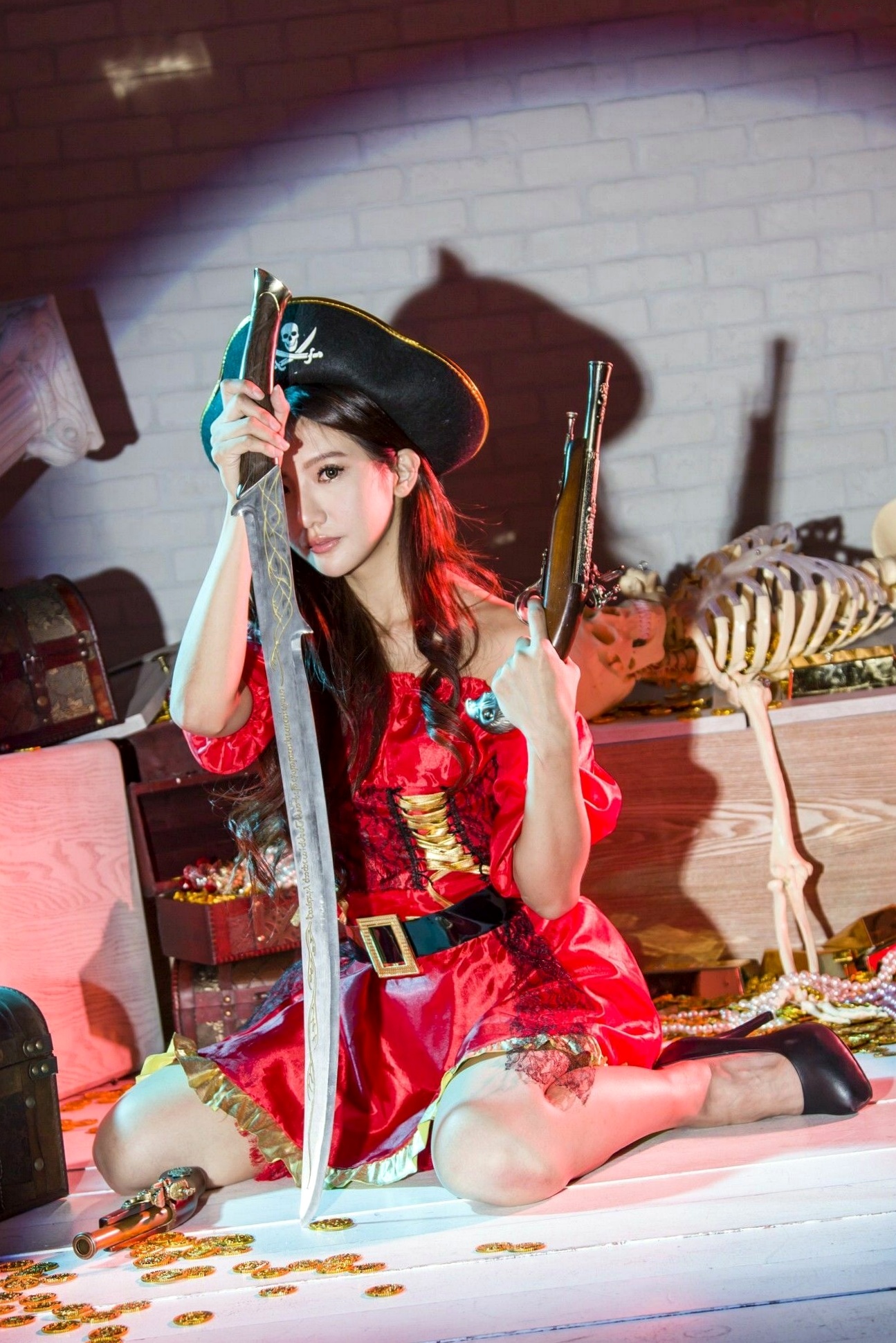 台湾正妹薇安Vivian硬核武装特工写真:飒爽制服棚拍,尽显酷飒冷艳作战风情