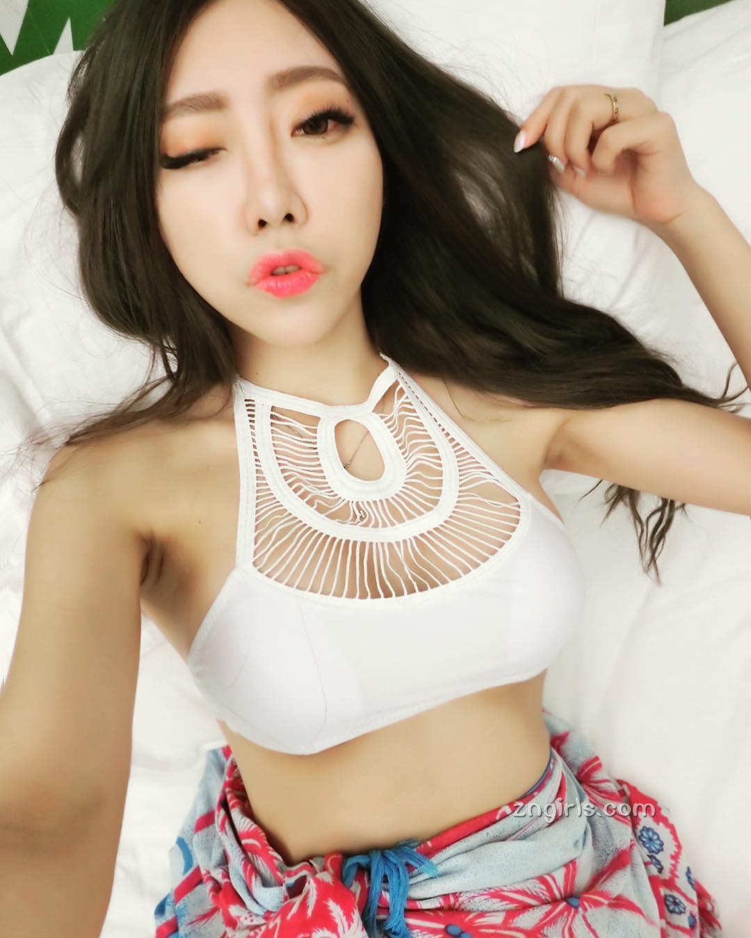 迷幻妖精唐琦琦 美胸马甲线相得益彰