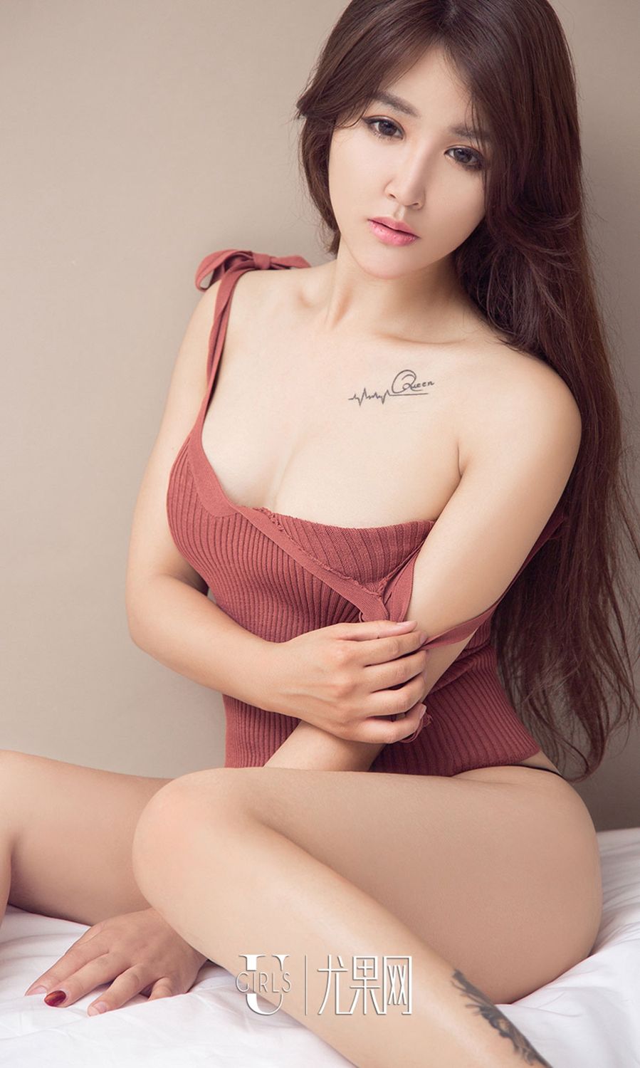 明儿推波助澜 彰显傲人身段