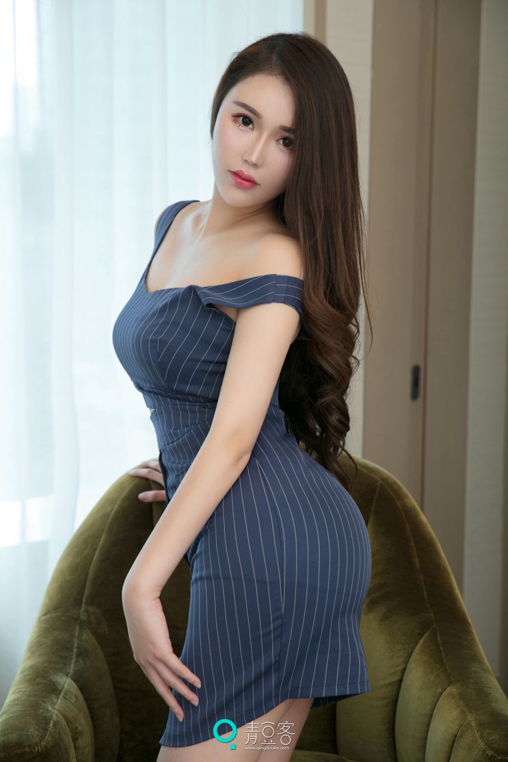 青豆客美女肉蛋 深蓝吊带蕾丝透视
