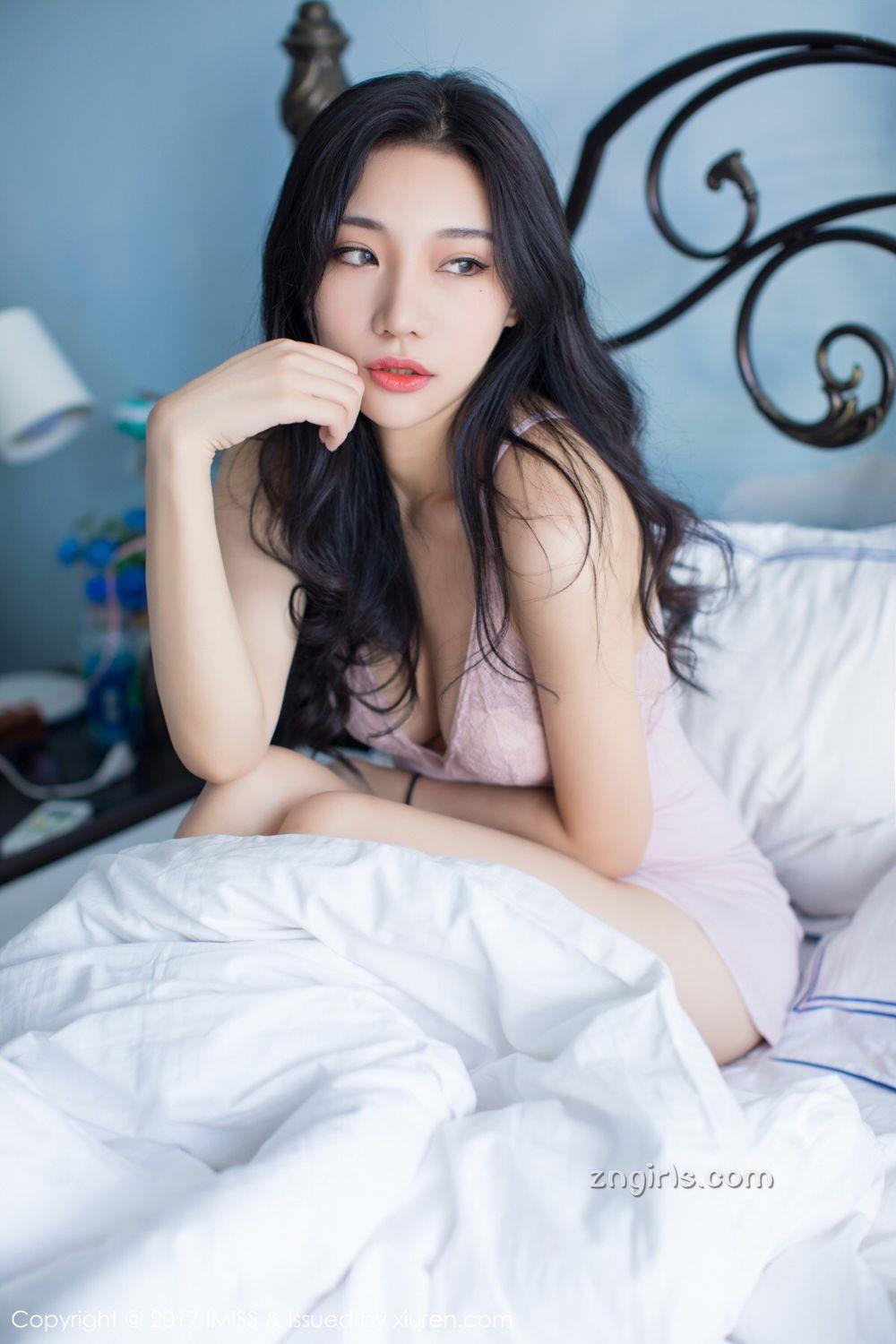 模特小狐狸Sica 粉色的小吊带