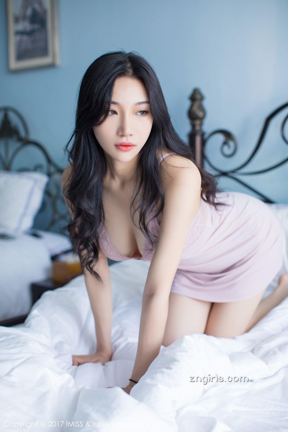 模特小狐狸Sica 粉色的小吊带