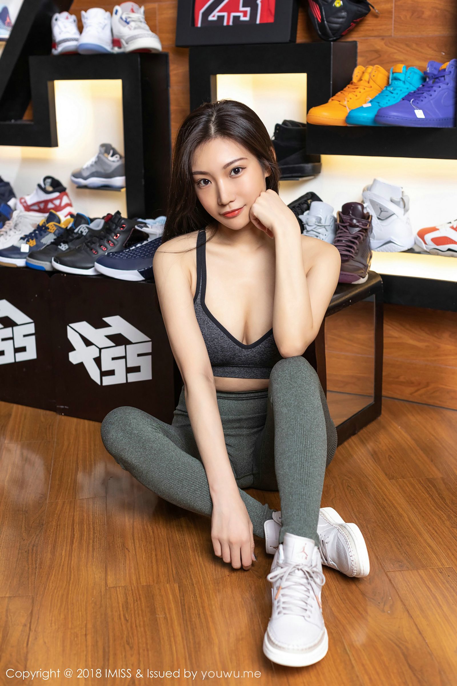 气质女神小狐狸Sica 红色内衣肉色丝袜