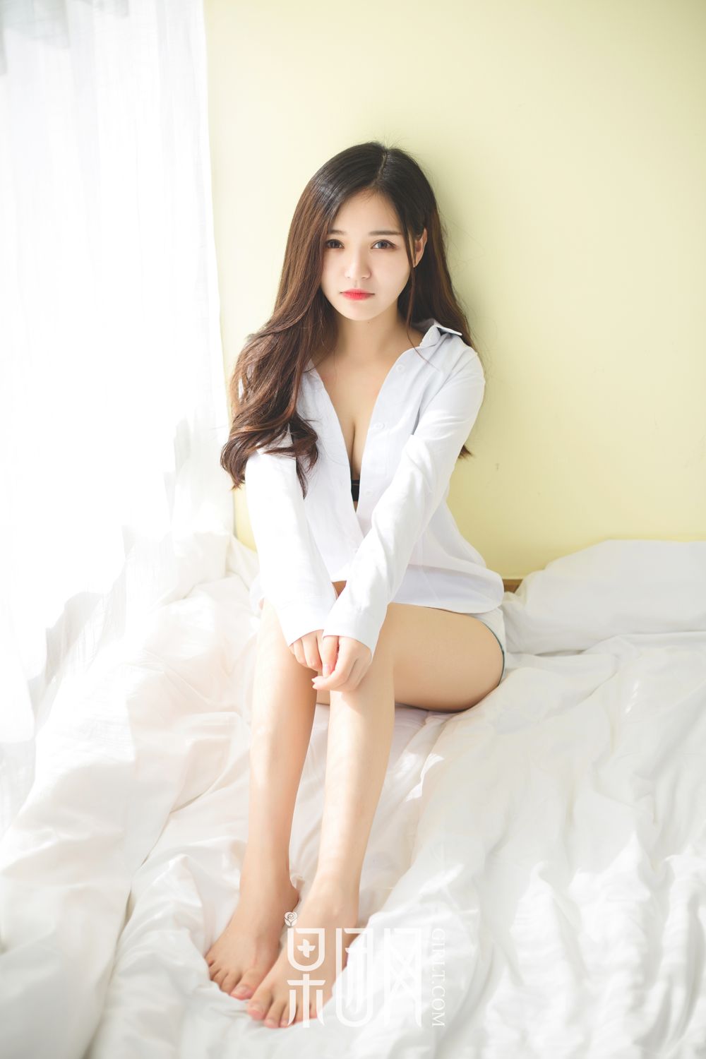 清纯女主播纯儿初登果团 bf衬衫风&蕾丝内衣尽展百变风格