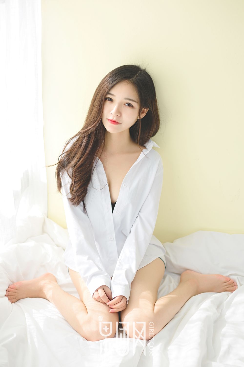 清纯女主播纯儿初登果团 bf衬衫风&蕾丝内衣尽展百变风格