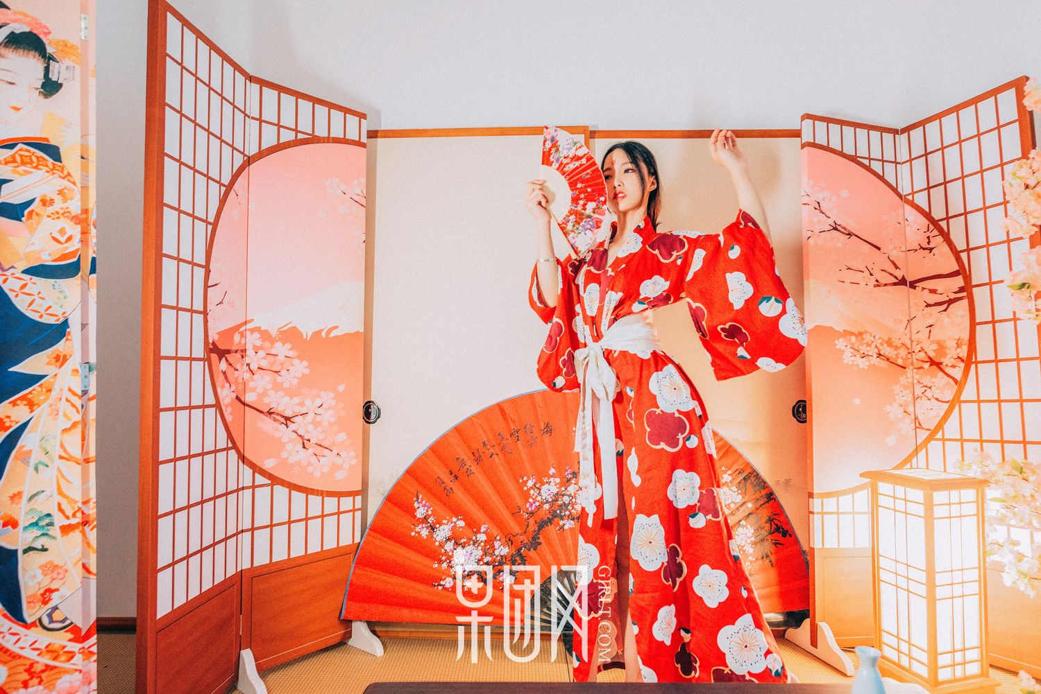 霓虹深处歌舞妓自饮独酌 醉意朦胧媚眼如丝