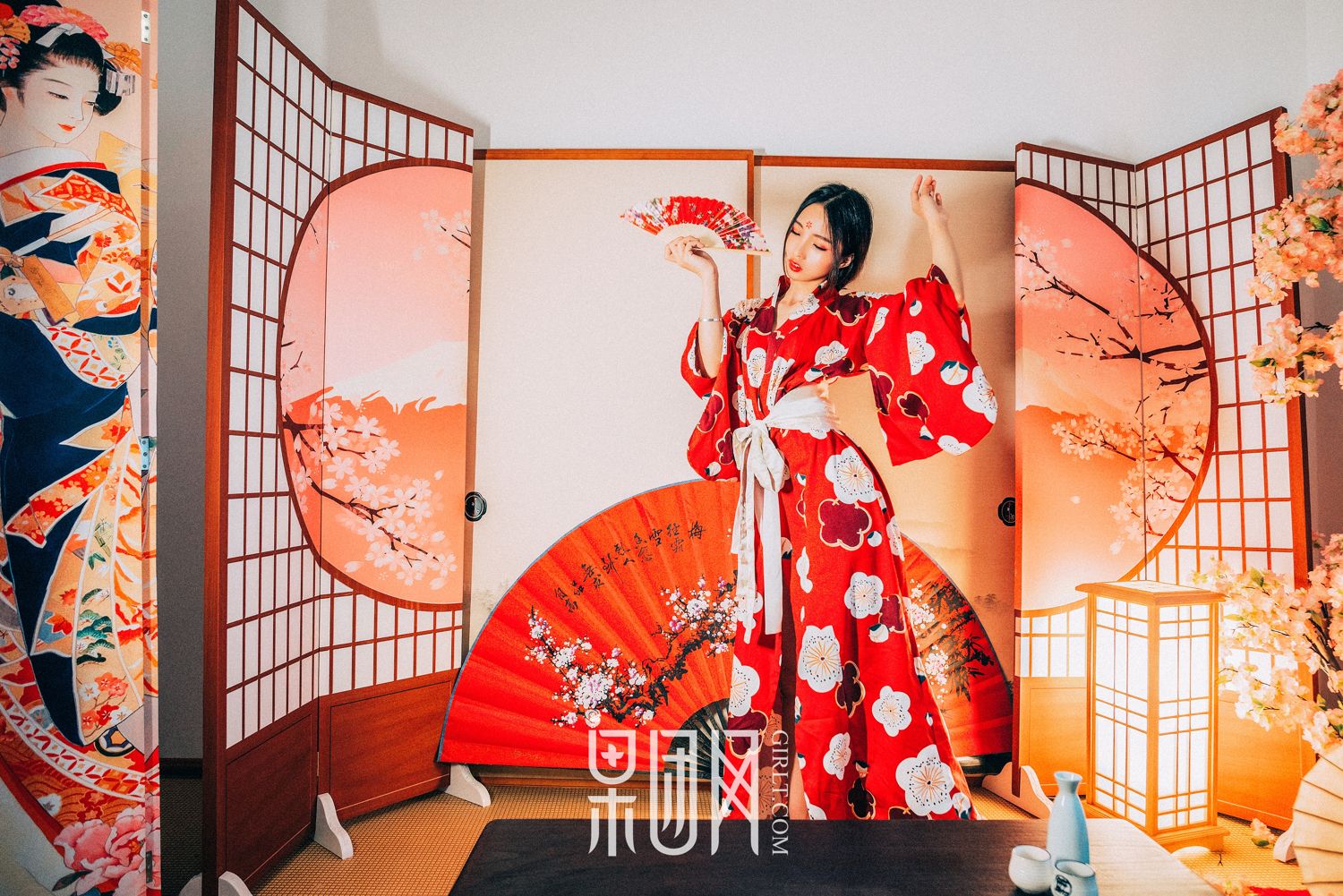 霓虹深处歌舞妓自饮独酌 醉意朦胧媚眼如丝