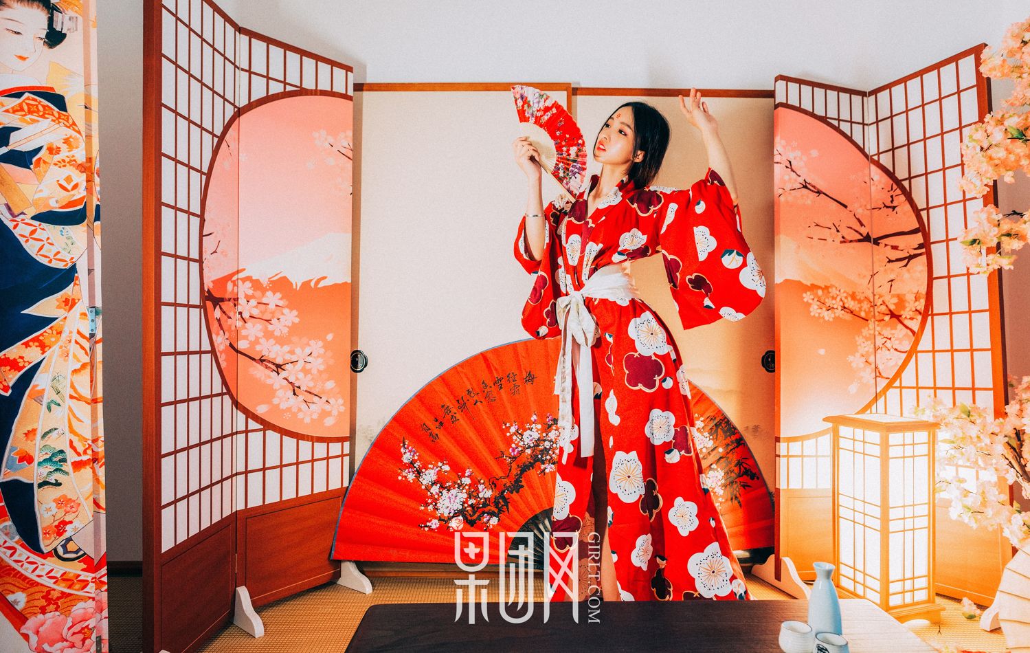 霓虹深处歌舞妓自饮独酌 醉意朦胧媚眼如丝