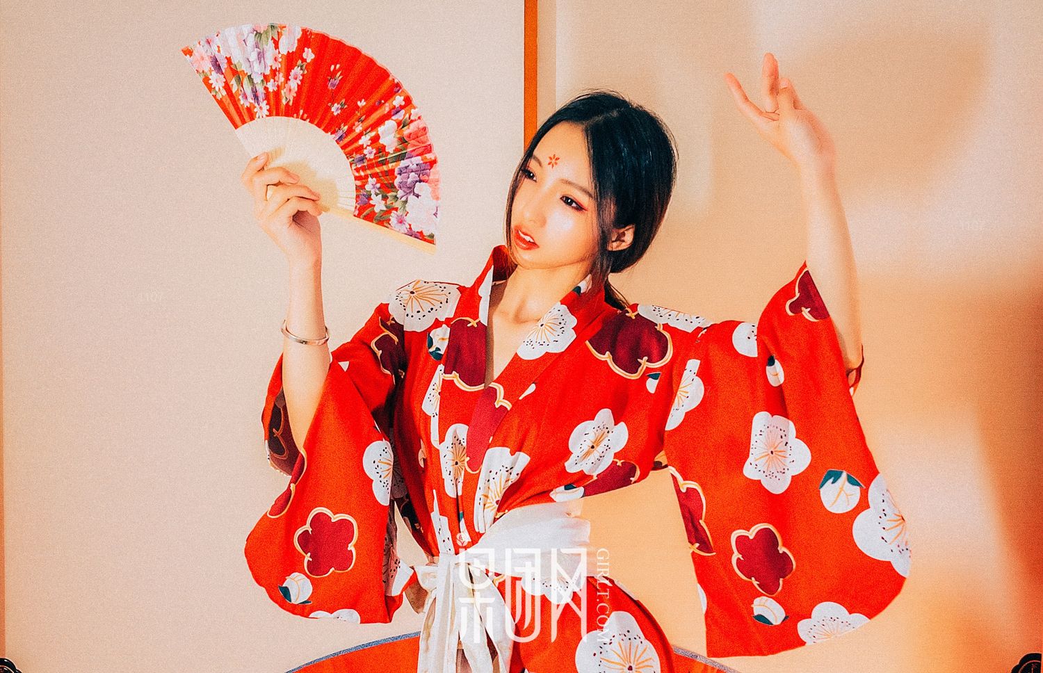 霓虹深处歌舞妓自饮独酌 醉意朦胧媚眼如丝