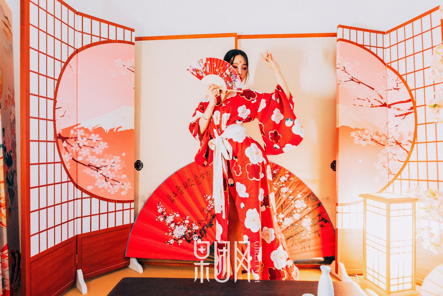霓虹深处歌舞妓自饮独酌 醉意朦胧媚眼如丝
