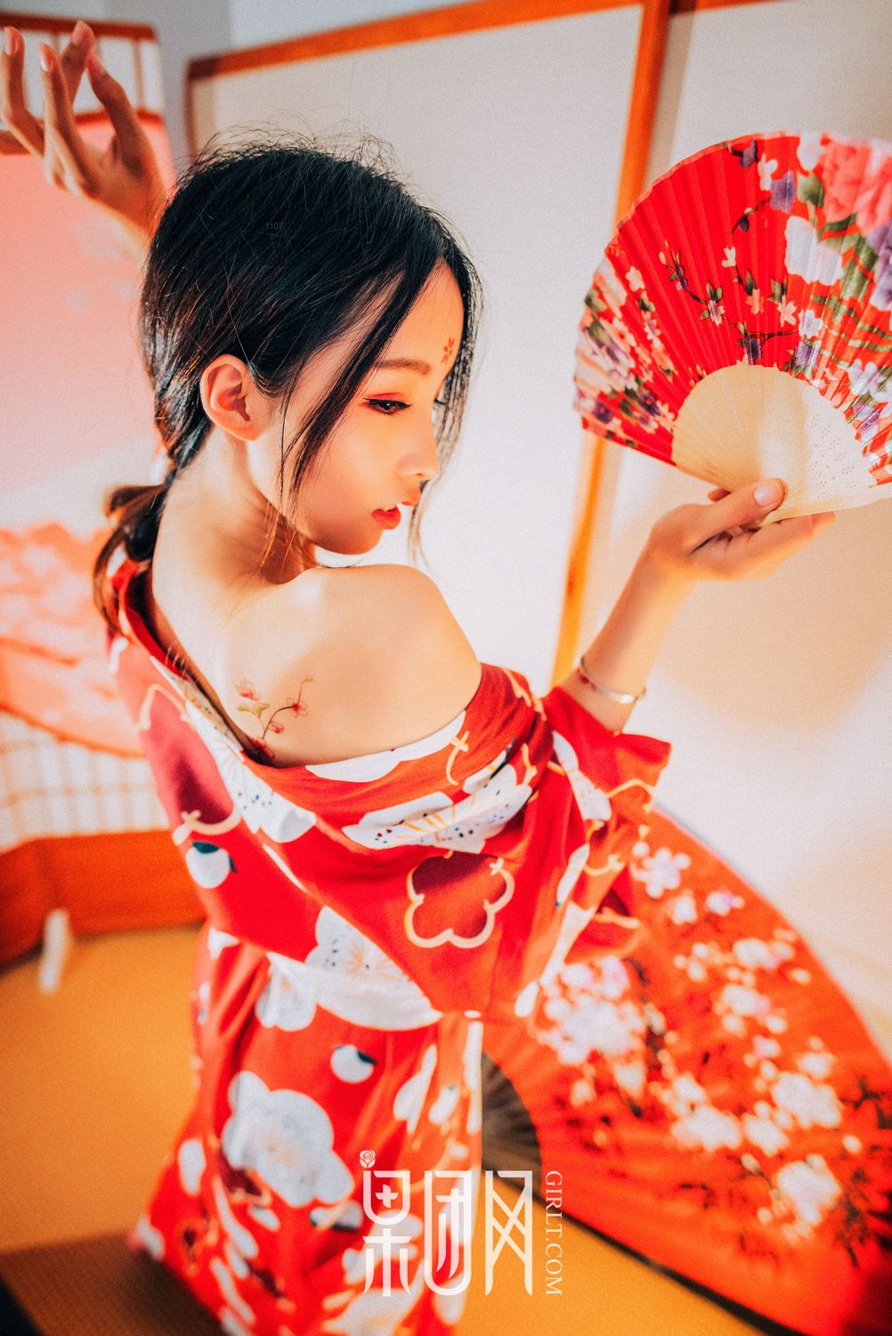 霓虹深处歌舞妓自饮独酌 醉意朦胧媚眼如丝
