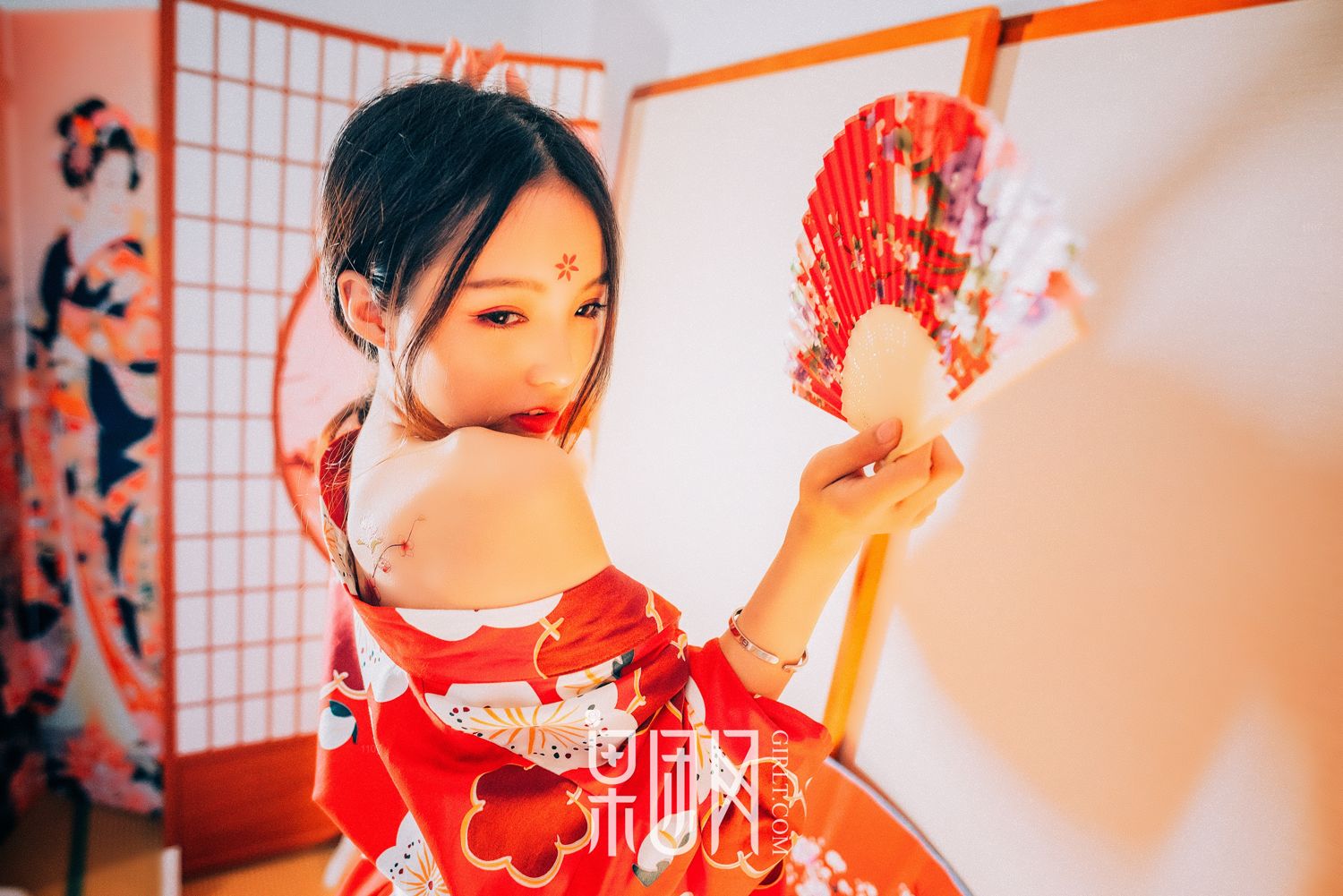 霓虹深处歌舞妓自饮独酌 醉意朦胧媚眼如丝