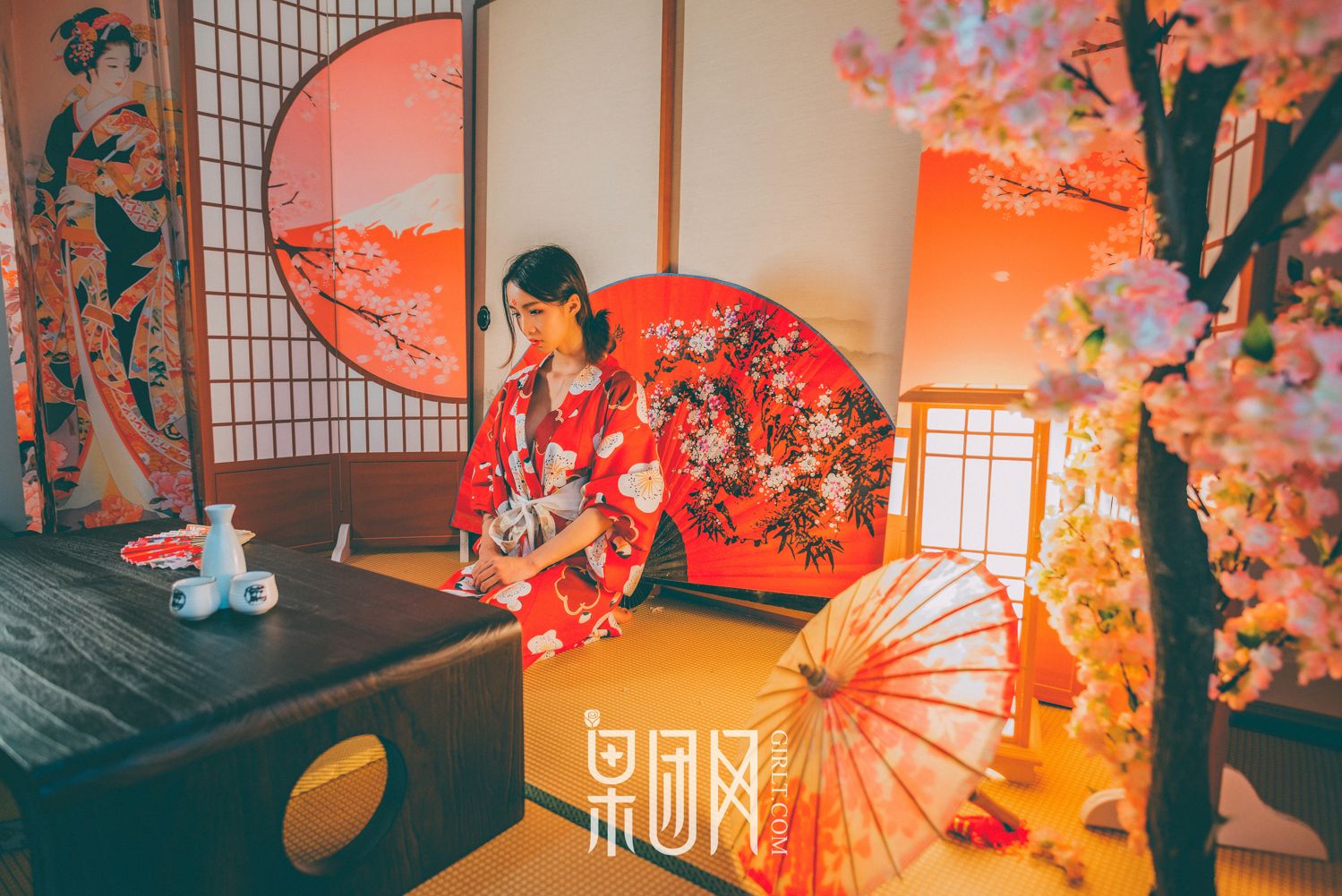 霓虹深处歌舞妓自饮独酌 醉意朦胧媚眼如丝