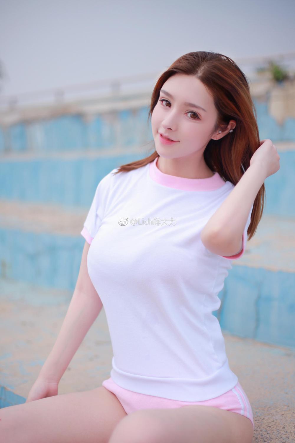 美女游戏解说咩大力 释放娇躯的洪荒之力