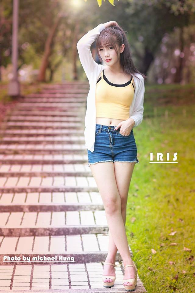 正妹刘萱车厢内喝牛奶 网友:甜美迷人