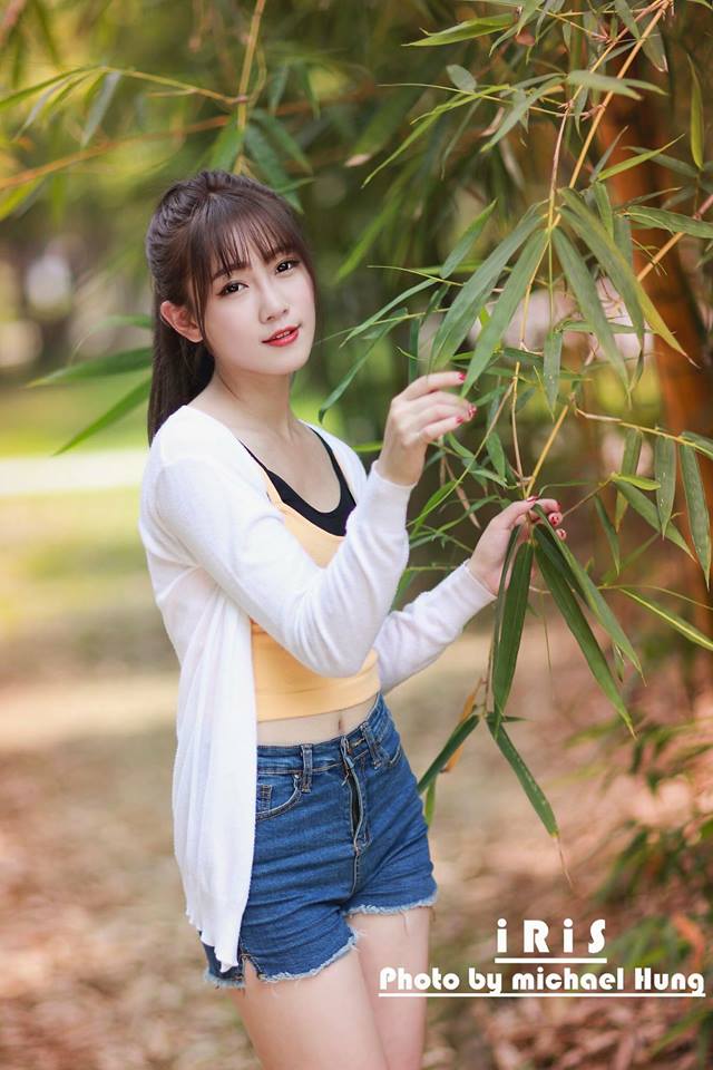 正妹刘萱车厢内喝牛奶 网友:甜美迷人