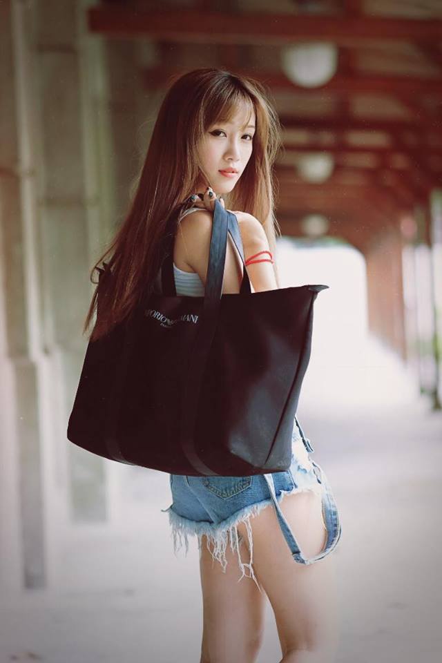 正妹刘萱车厢内喝牛奶 网友:甜美迷人