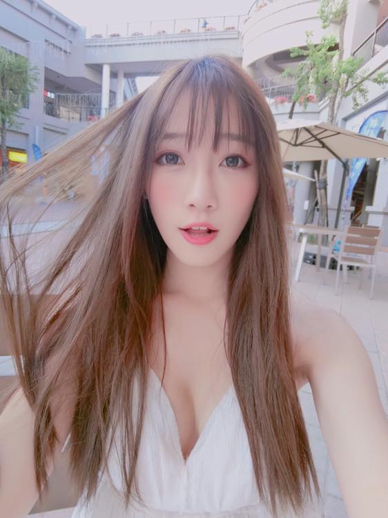 正妹刘萱车厢内喝牛奶 网友:甜美迷人
