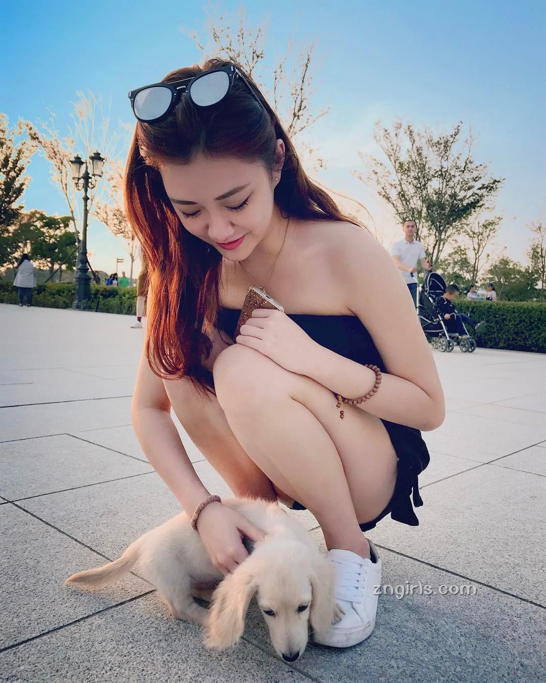 身材超好的正妹1121sss 穿上男友扑到款上衣