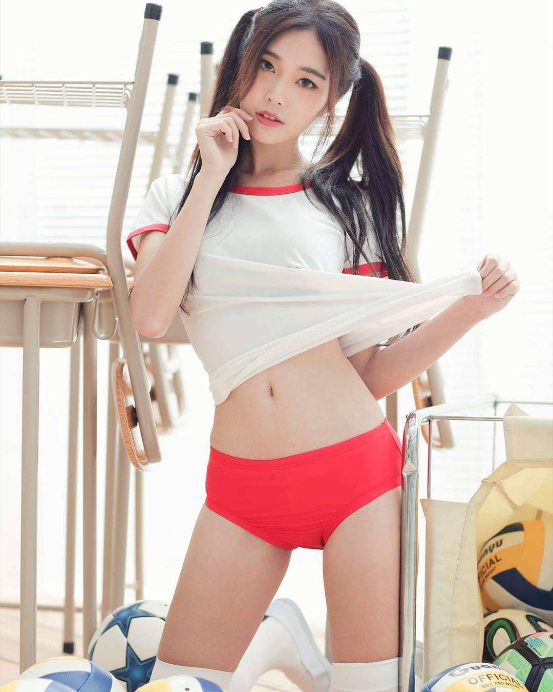 台湾音乐才女黄上晏 骨感系美人四肢纤细