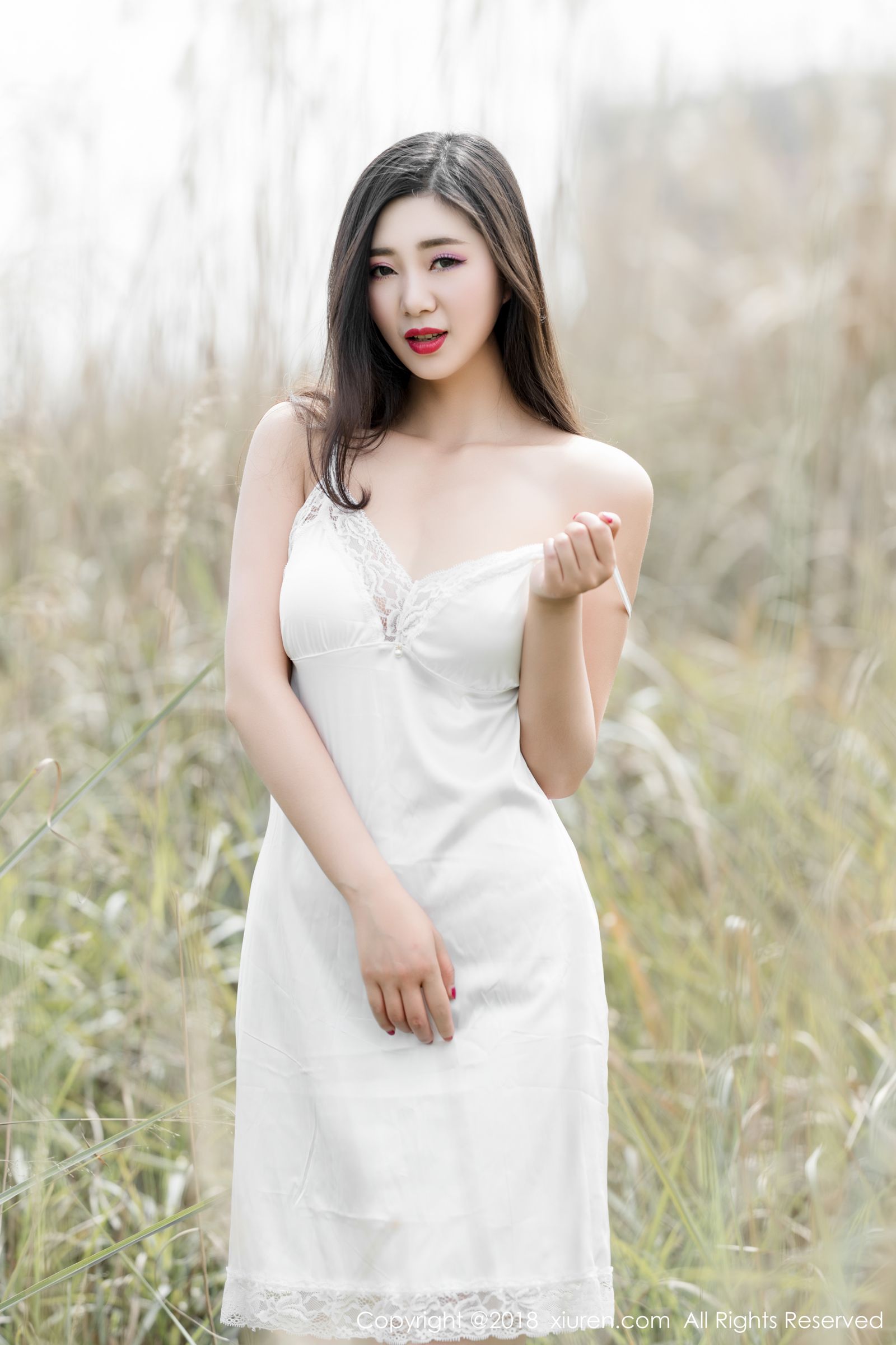 高颜值女神宋KiKi 户外蕾丝内衣露出