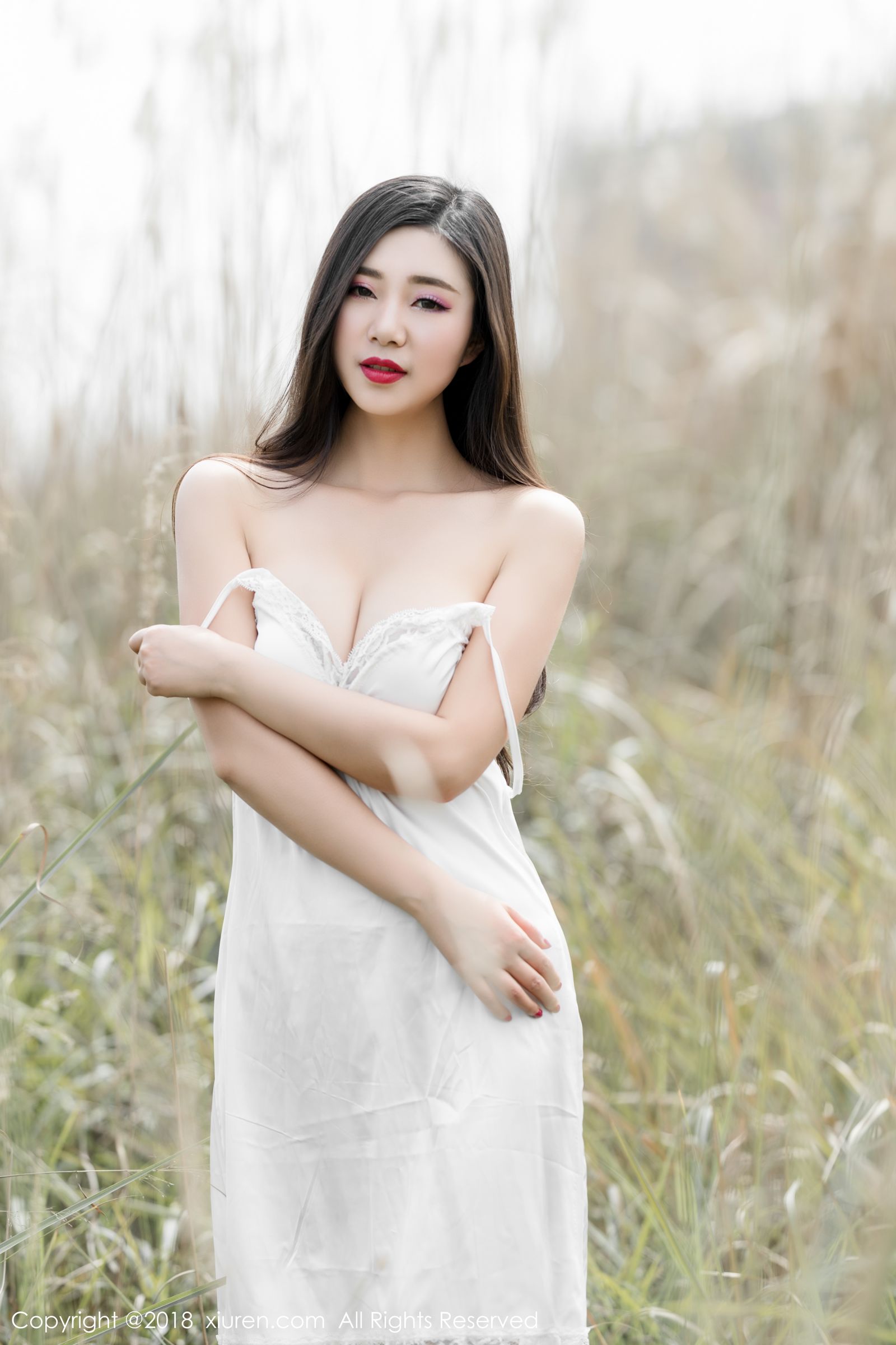 高颜值女神宋KiKi 户外蕾丝内衣露出