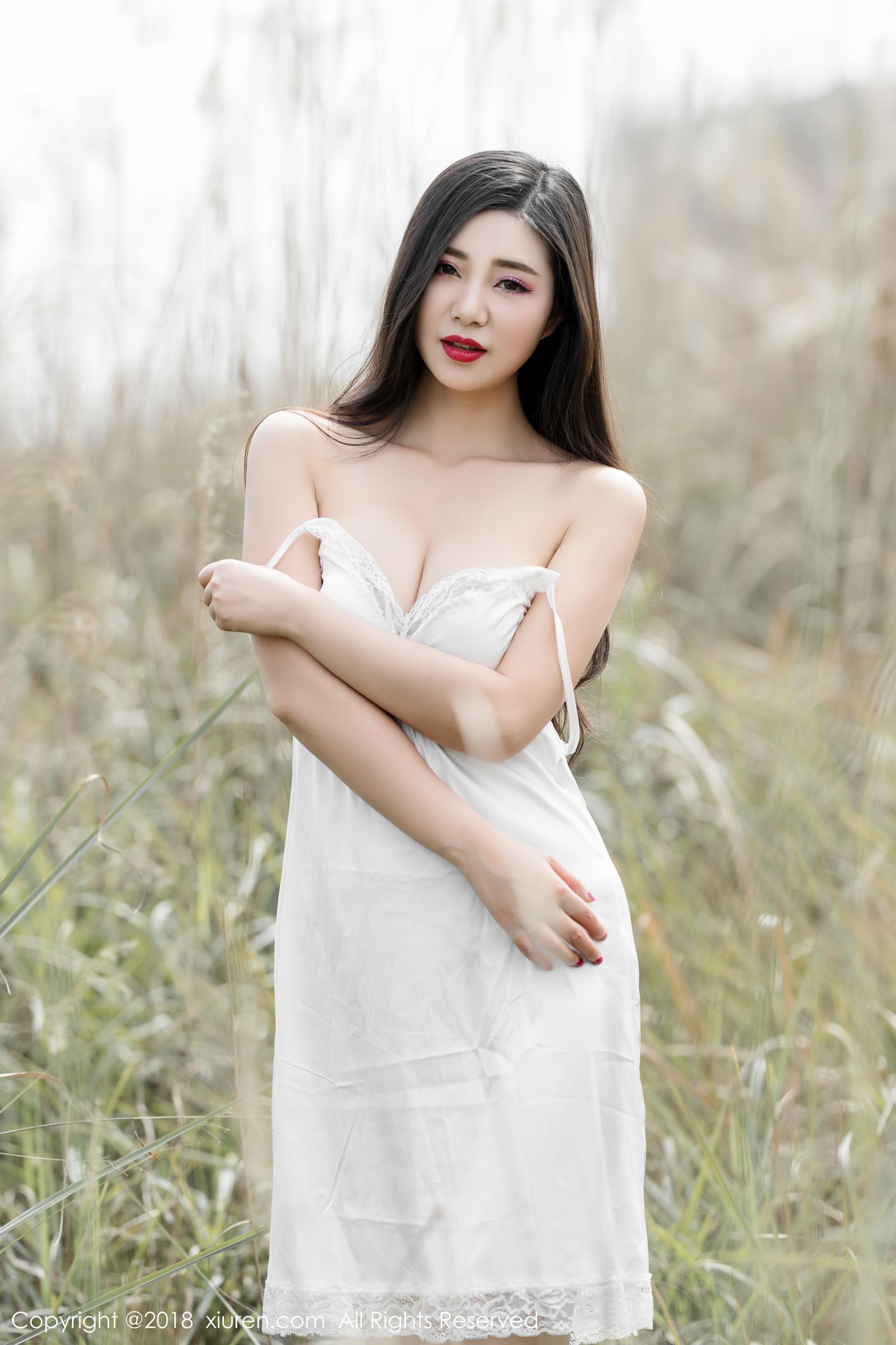 高颜值女神宋KiKi 户外蕾丝内衣露出