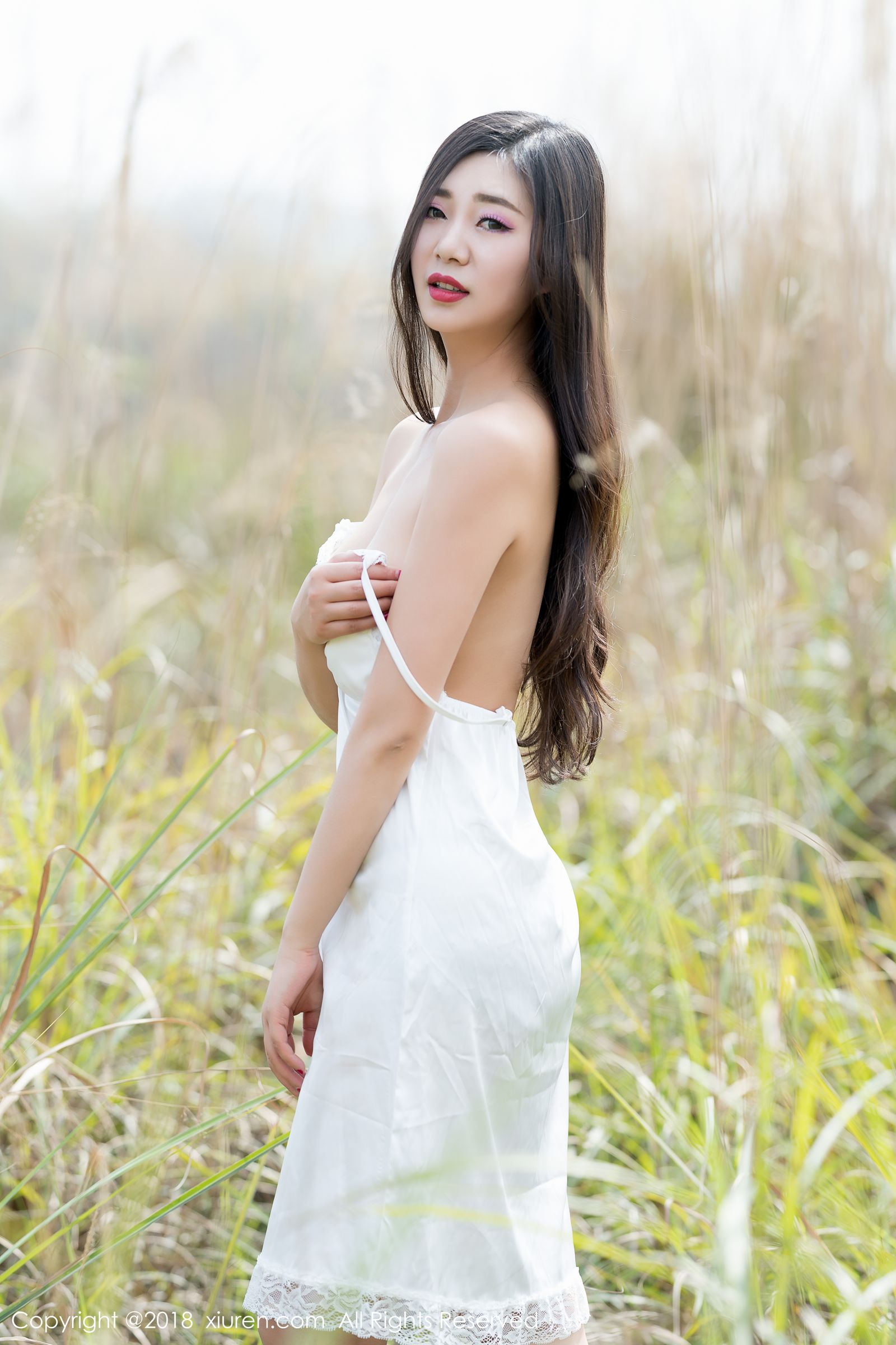 高颜值女神宋KiKi 户外蕾丝内衣露出