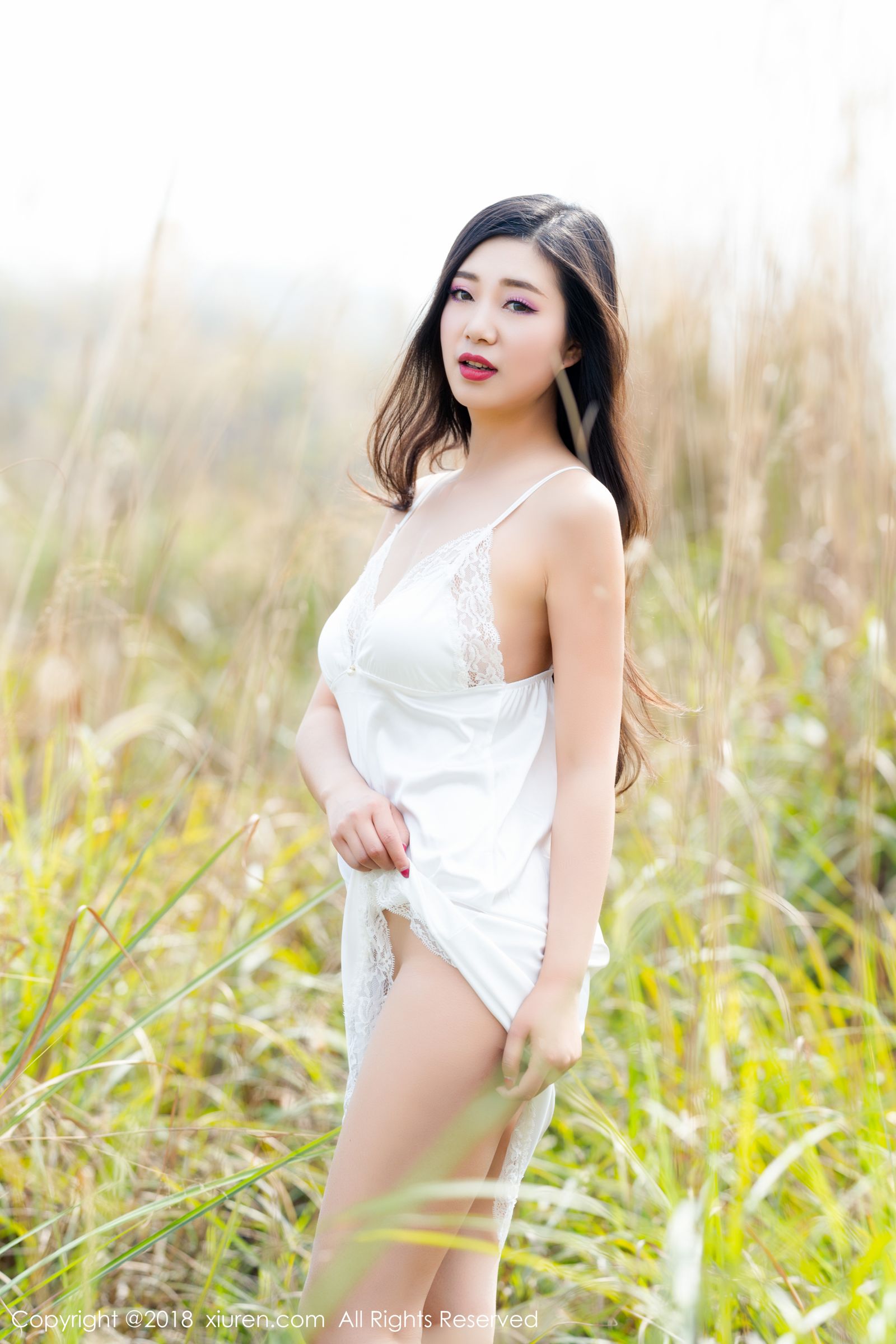 高颜值女神宋KiKi 户外蕾丝内衣露出