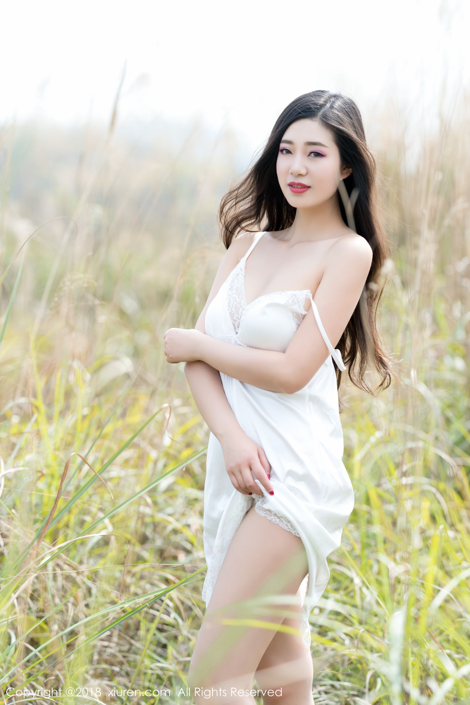 高颜值女神宋KiKi 户外蕾丝内衣露出