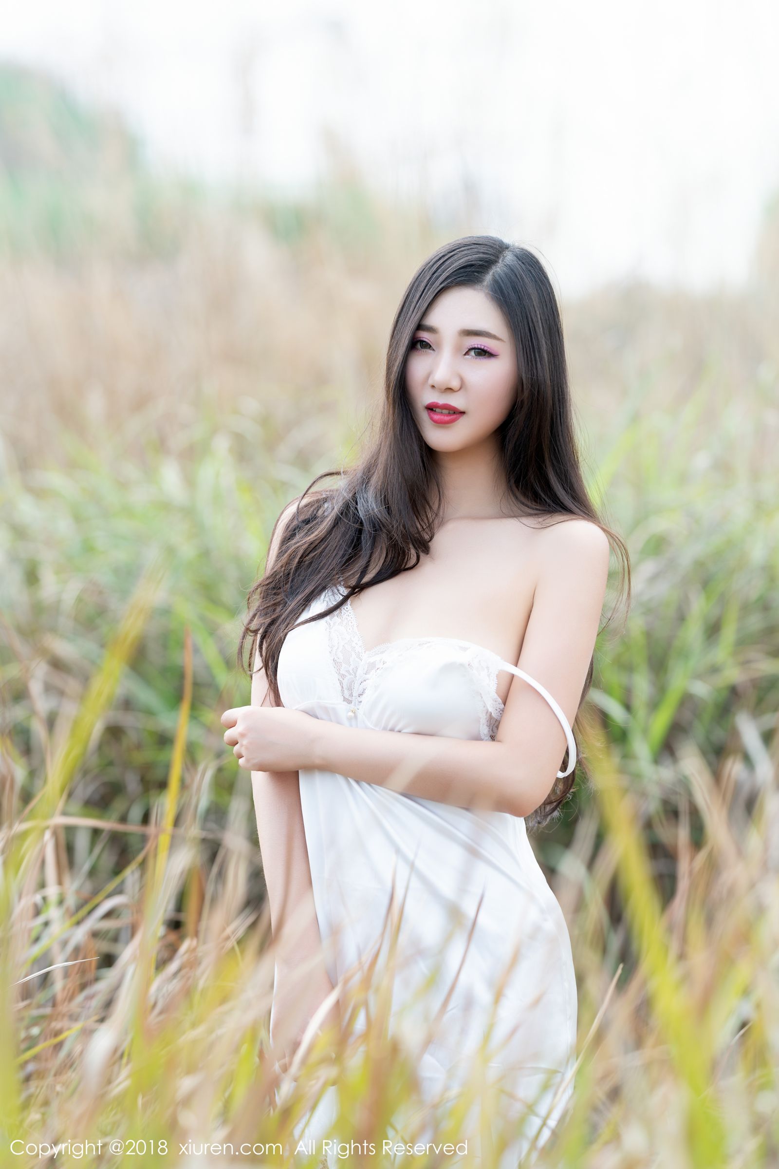高颜值女神宋KiKi 户外蕾丝内衣露出
