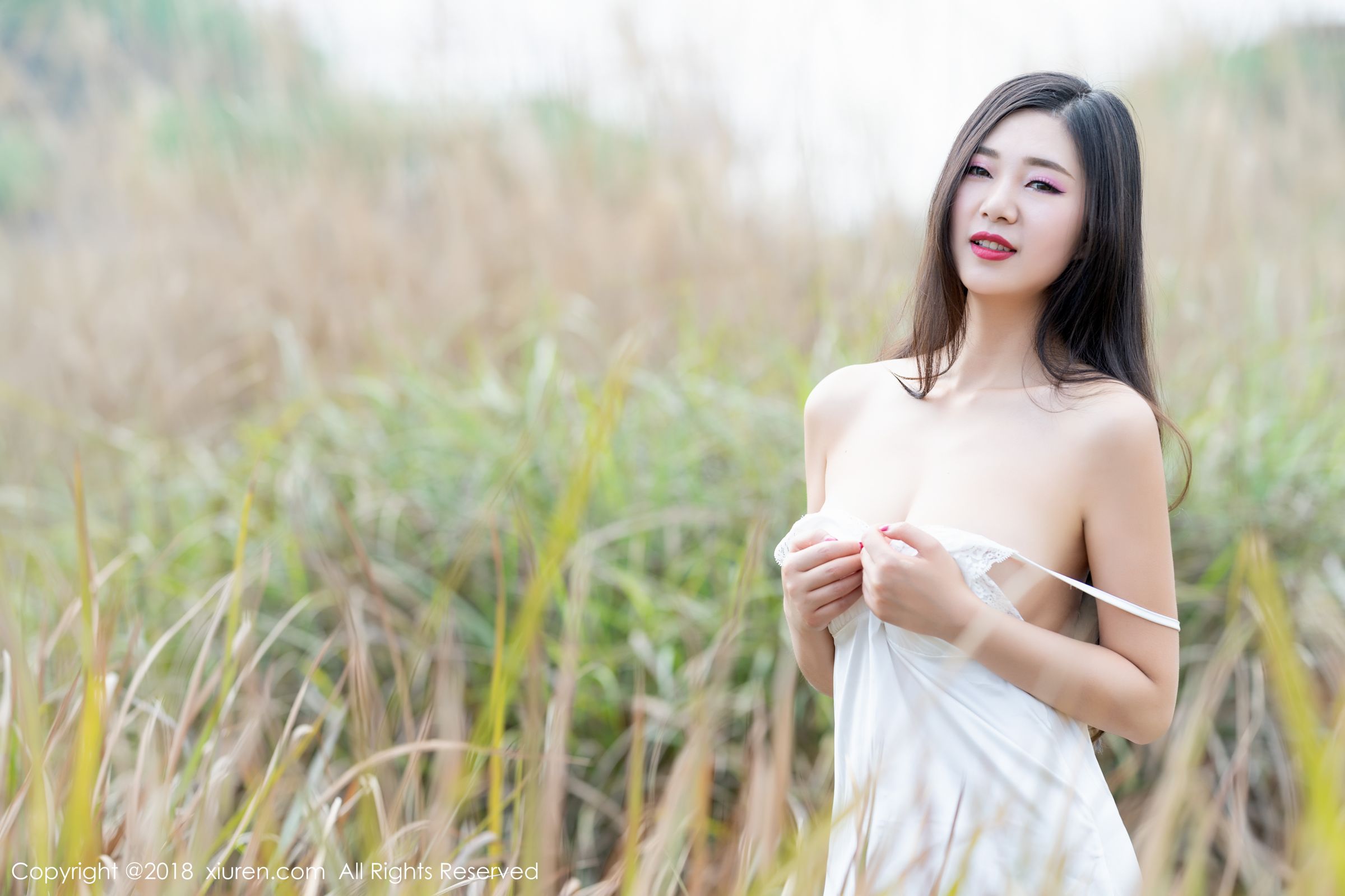 高颜值女神宋KiKi 户外蕾丝内衣露出