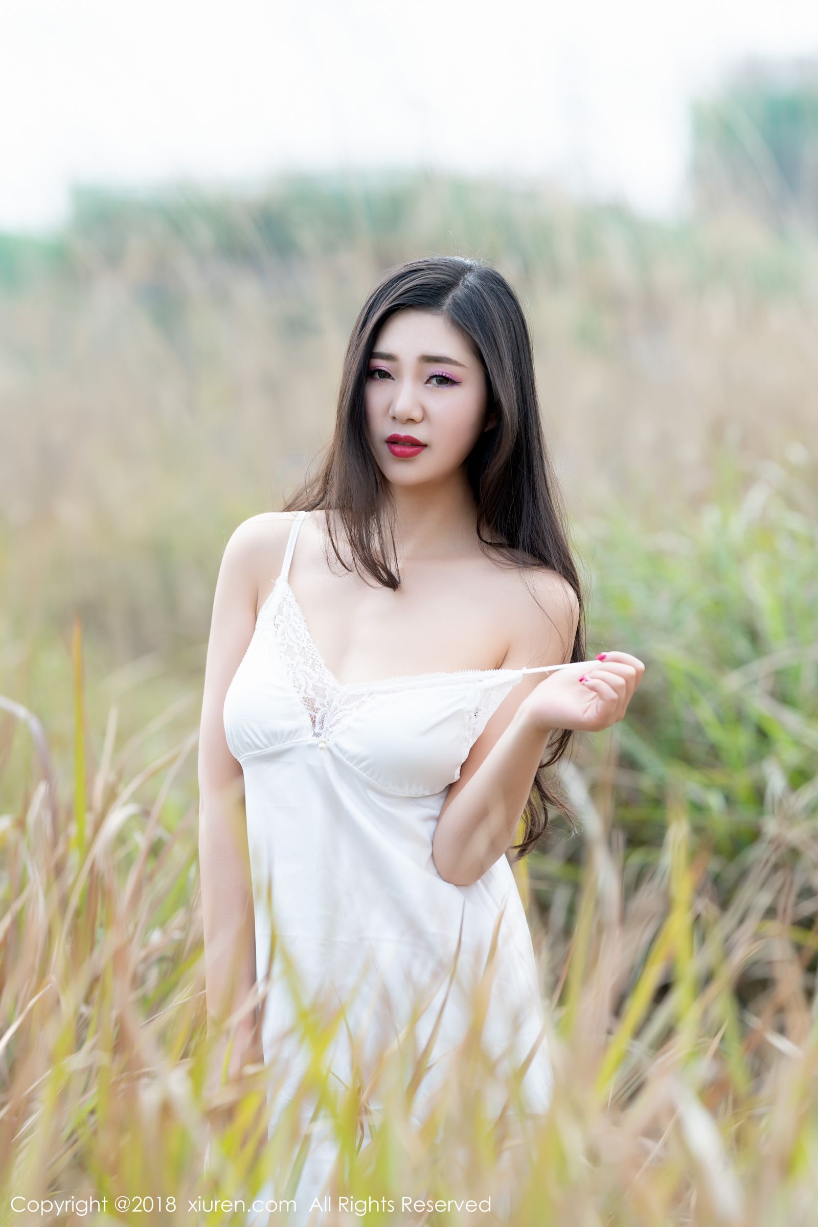 高颜值女神宋KiKi 户外蕾丝内衣露出