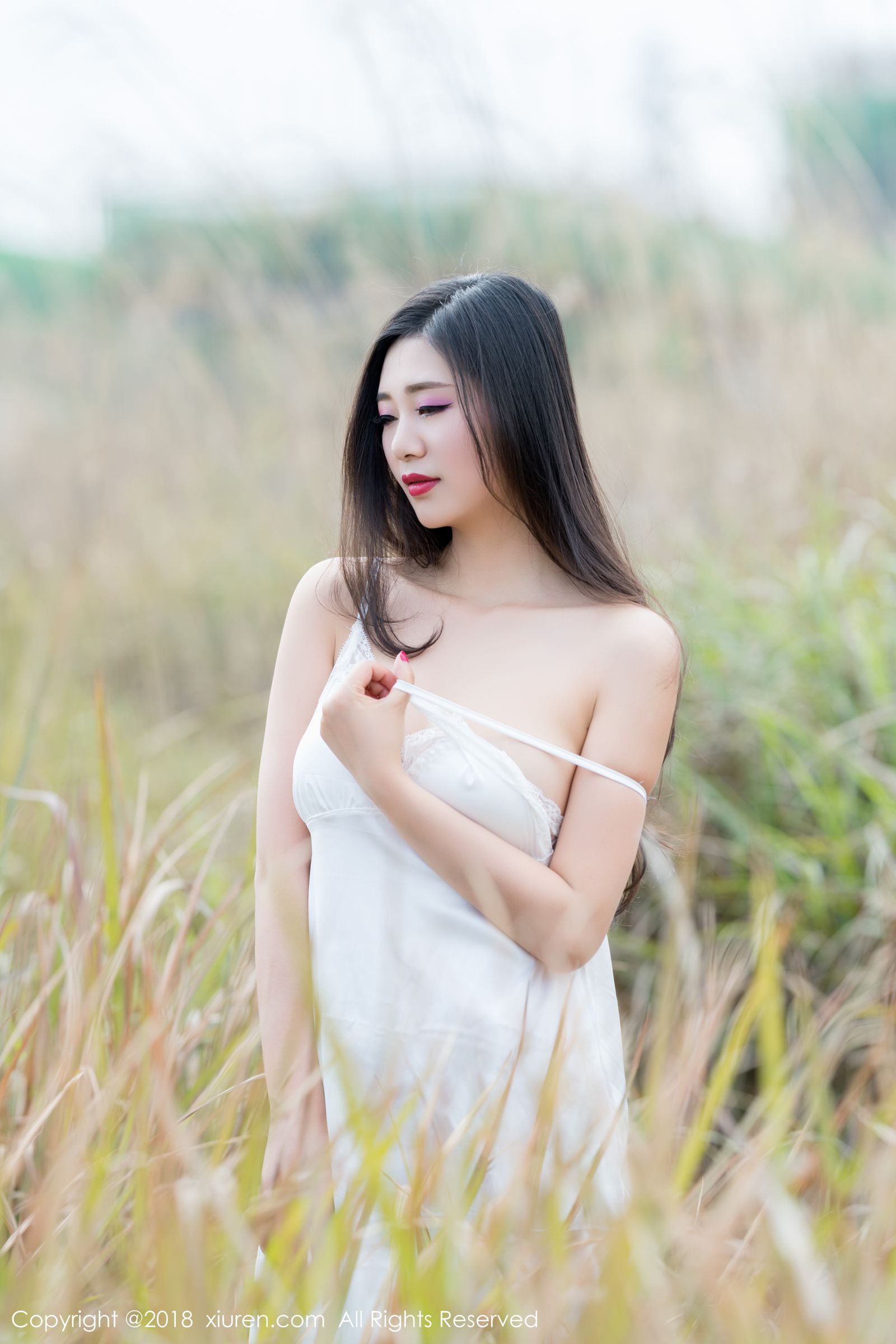 高颜值女神宋KiKi 户外蕾丝内衣露出