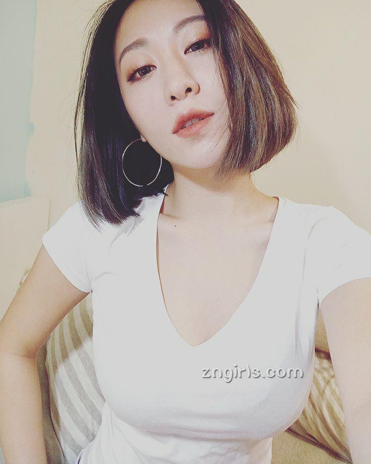 正妹柜姐谢佩佩 沙滩比基尼戏水